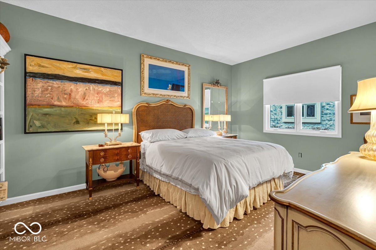 958 Tamarack Cir N Drive