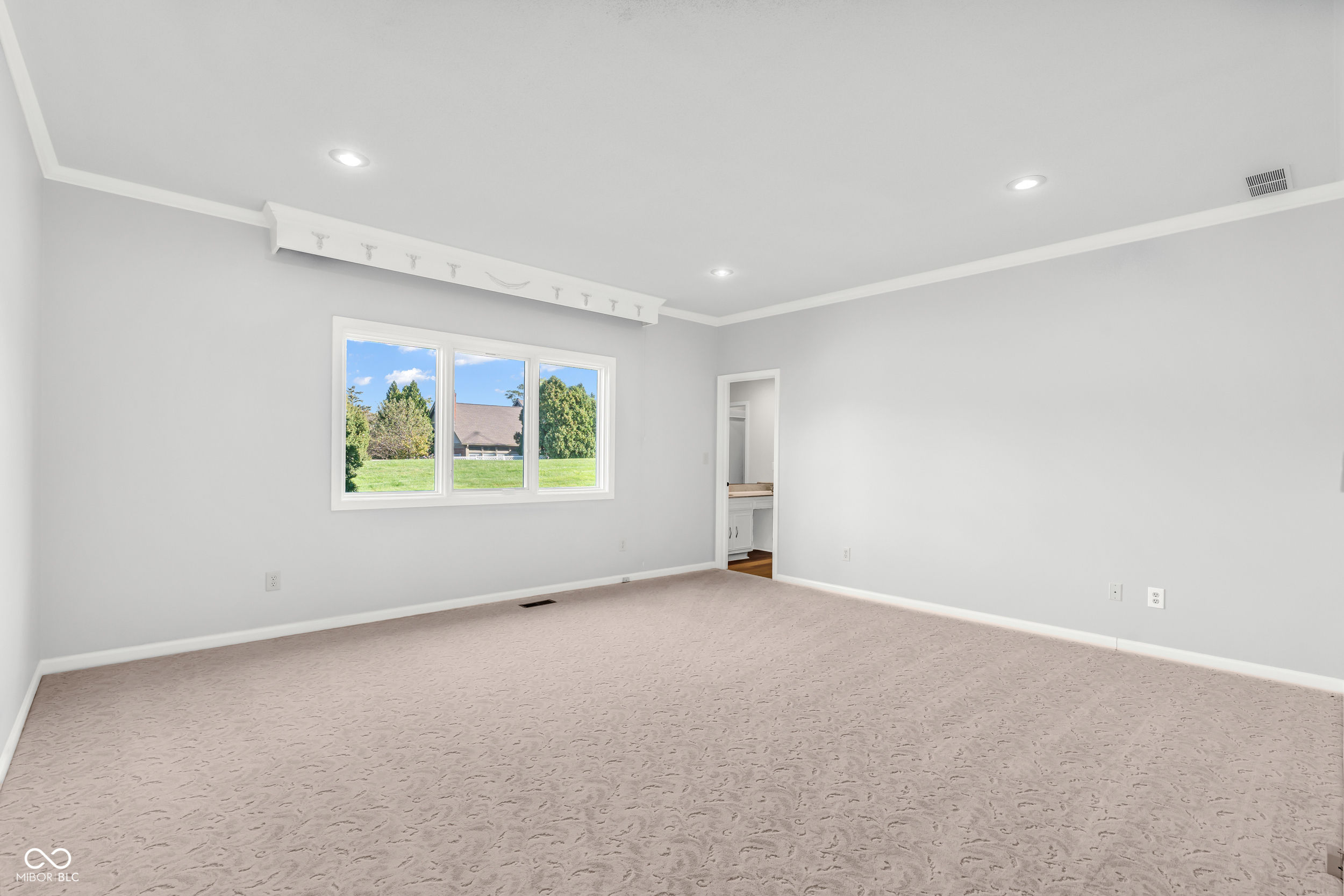 958 Tamarack Cir N Drive