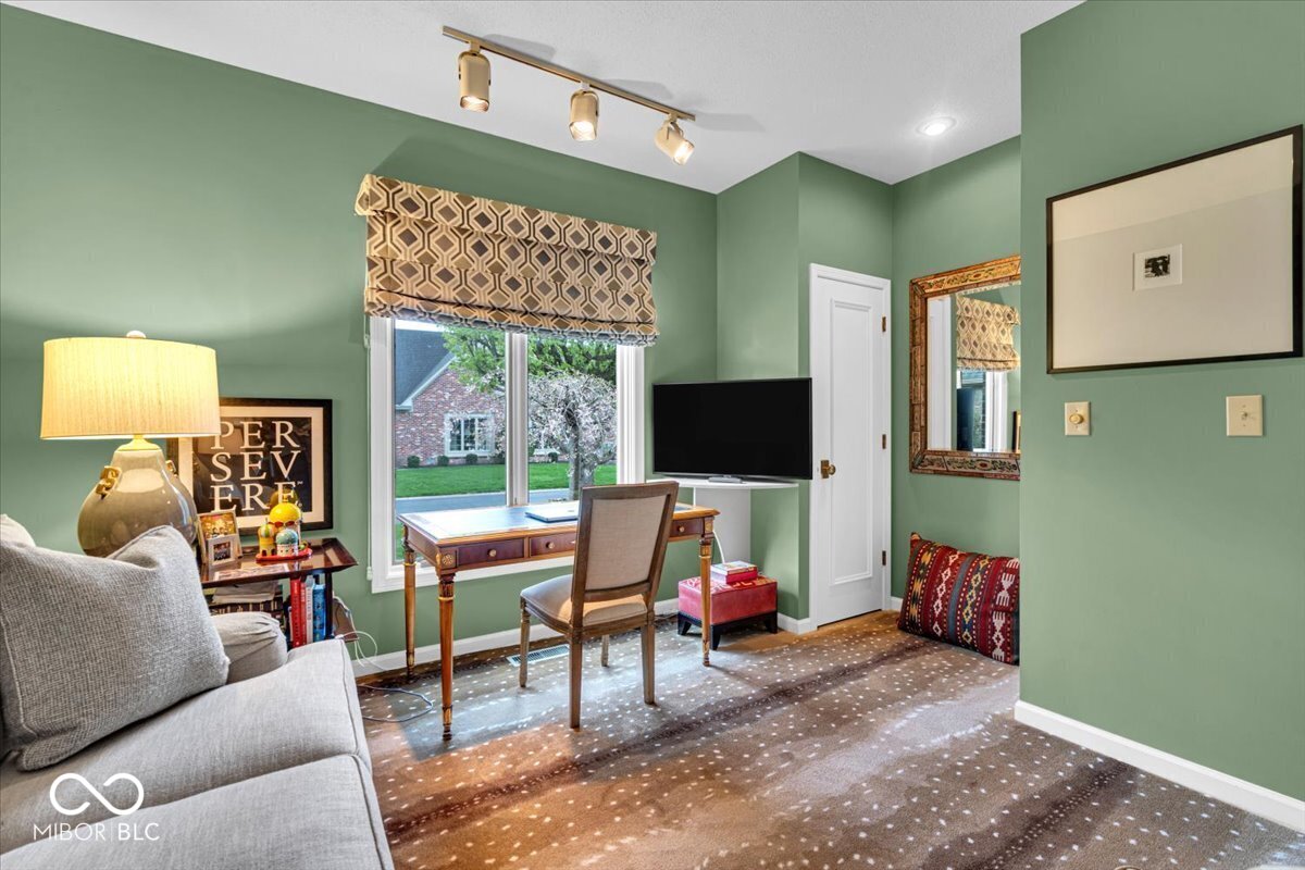 958 Tamarack Cir N Drive