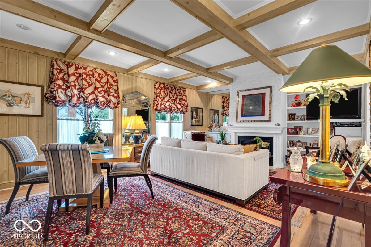 958 Tamarack Cir N Drive