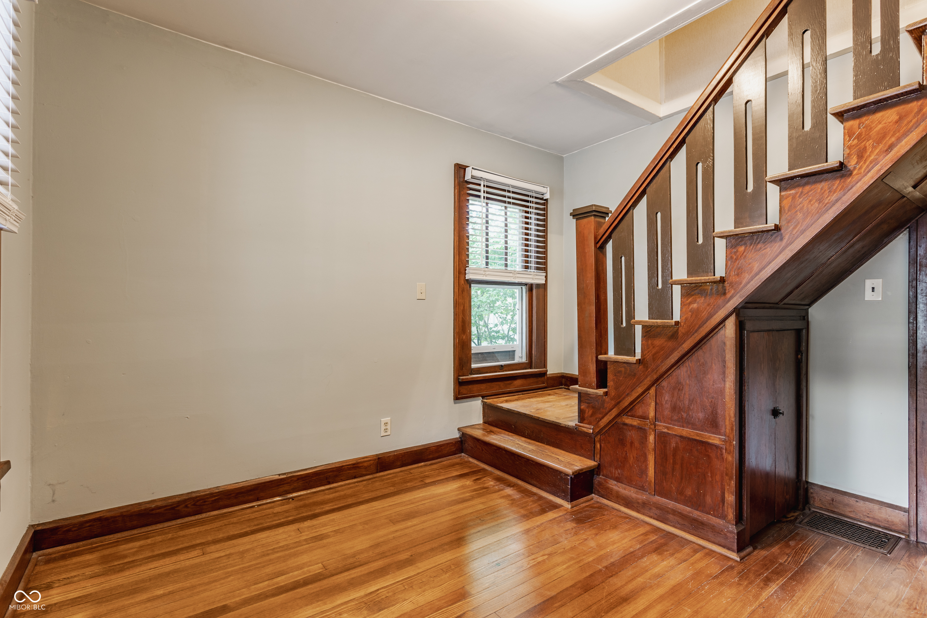 595 W Poplar Street