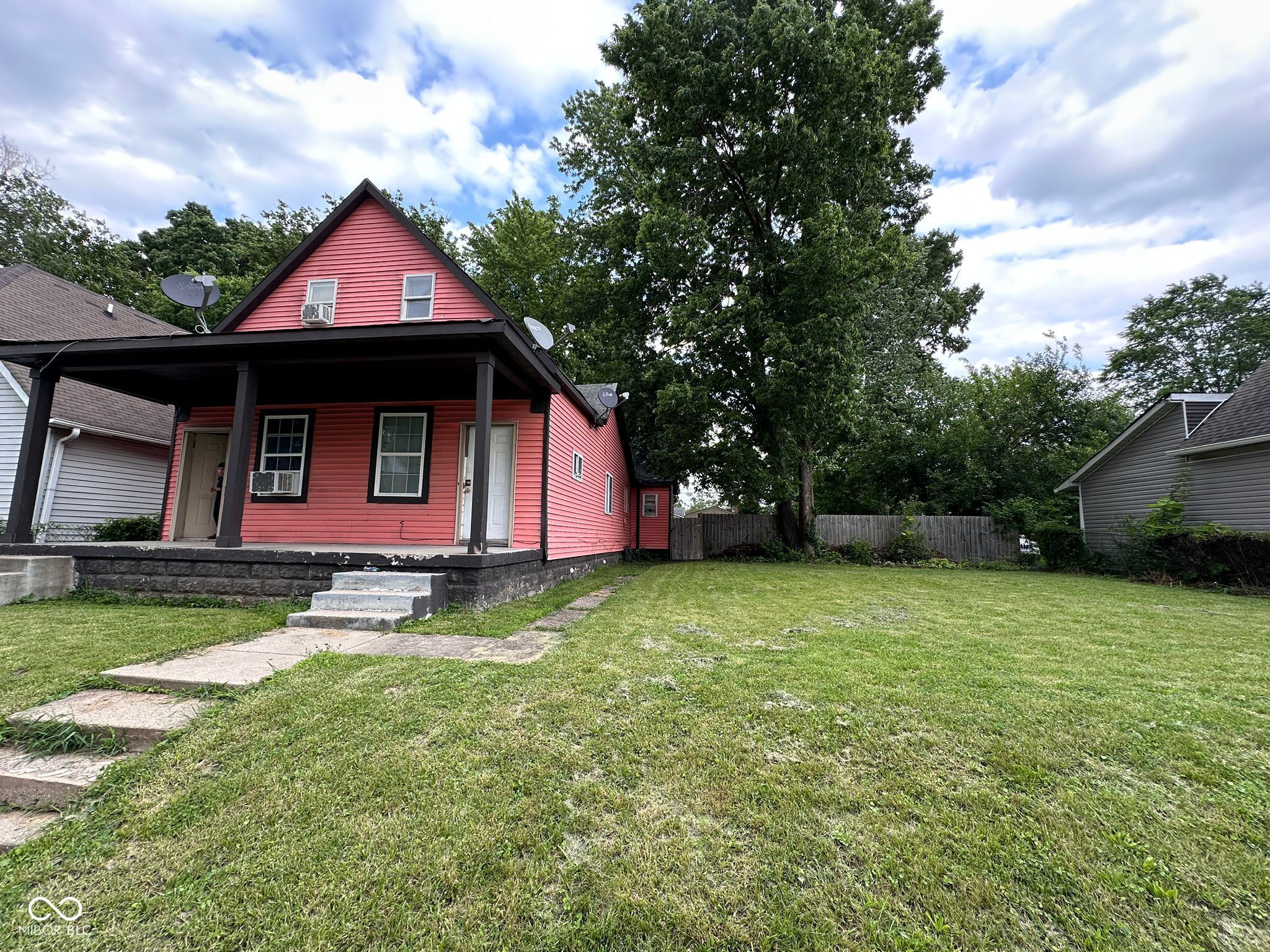 1129 N Pershing Avenue