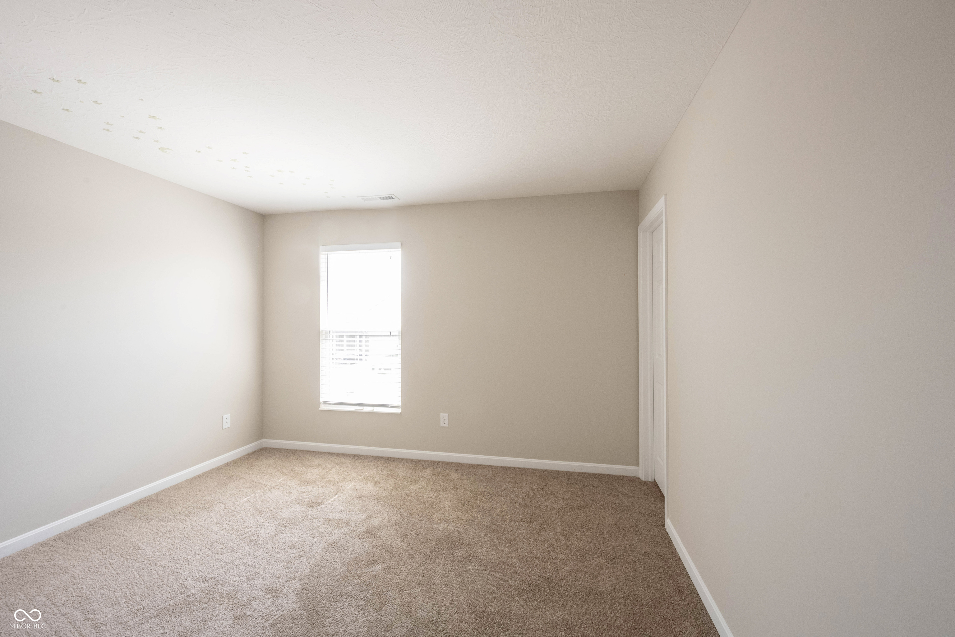 6218 N Woodside Court