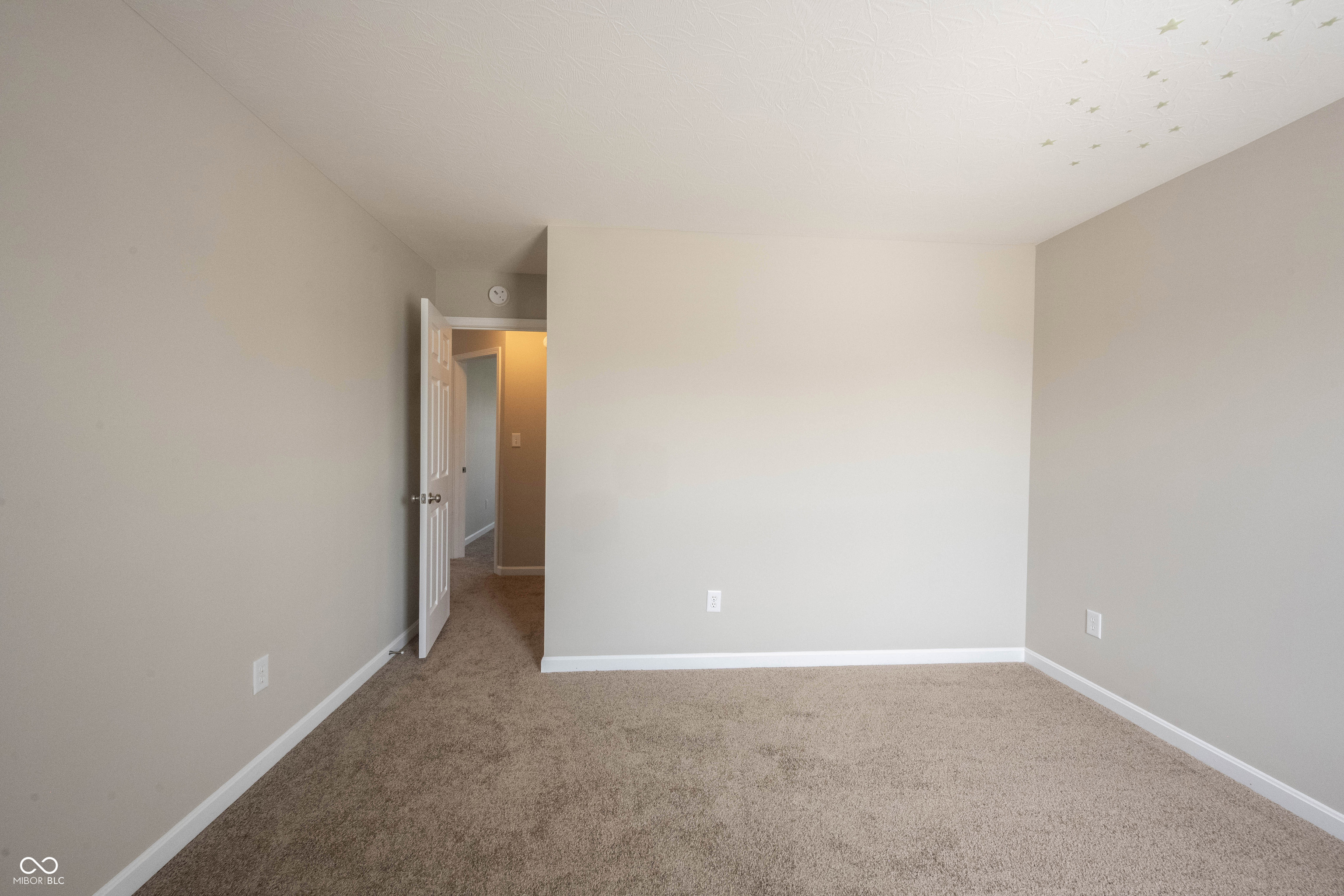 6218 N Woodside Court