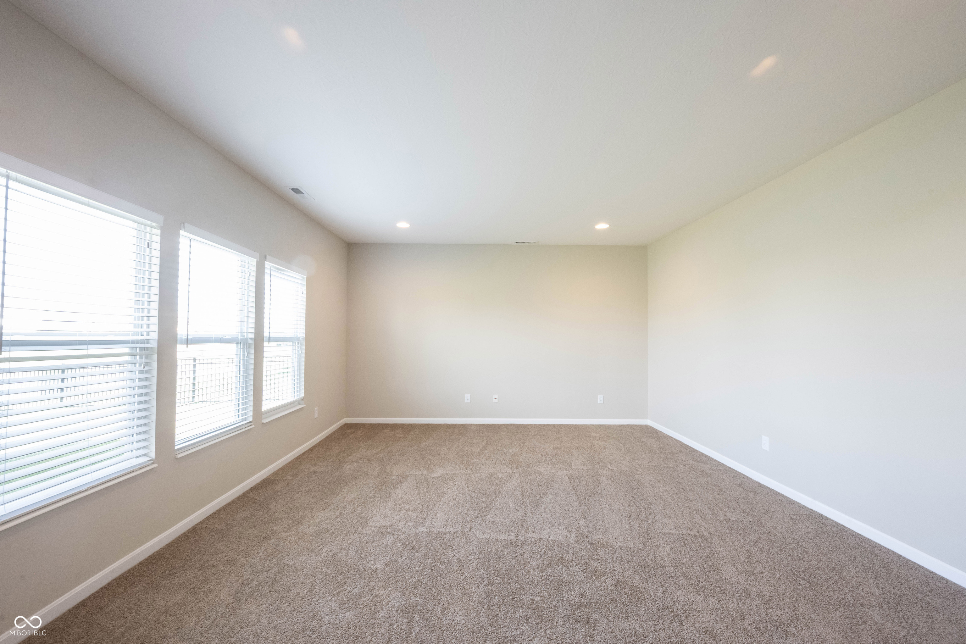 6218 N Woodside Court