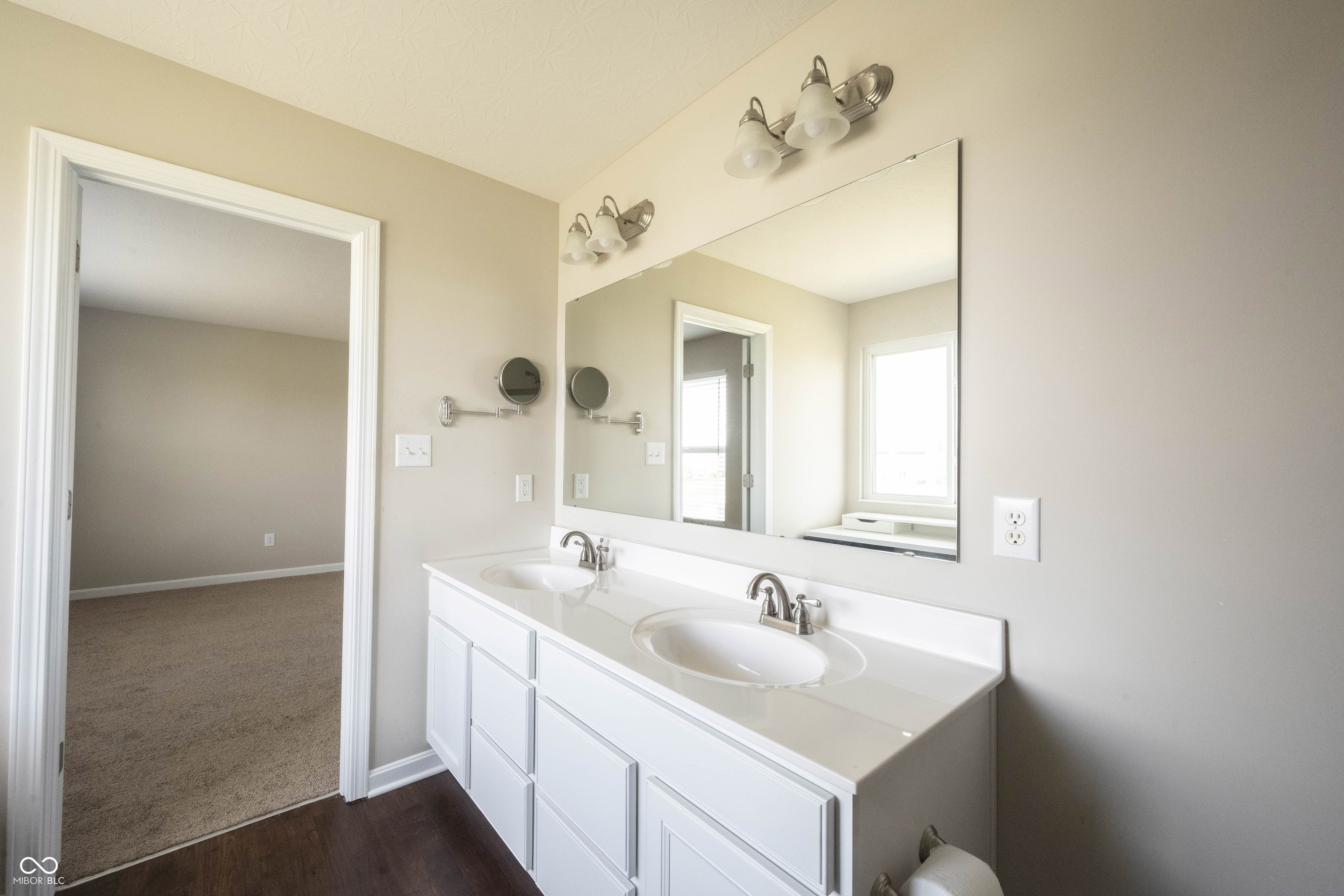 6218 N Woodside Court