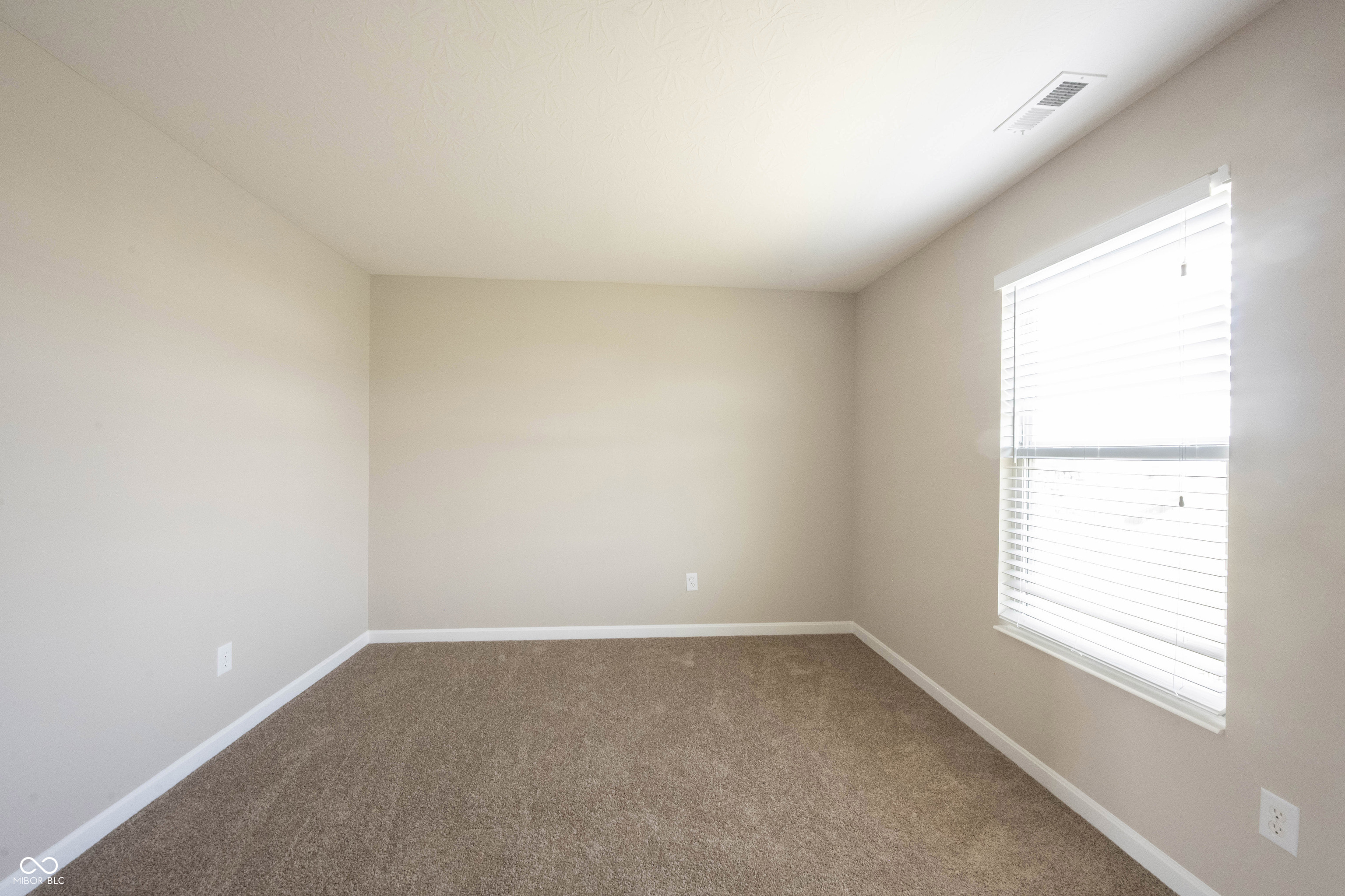 6218 N Woodside Court