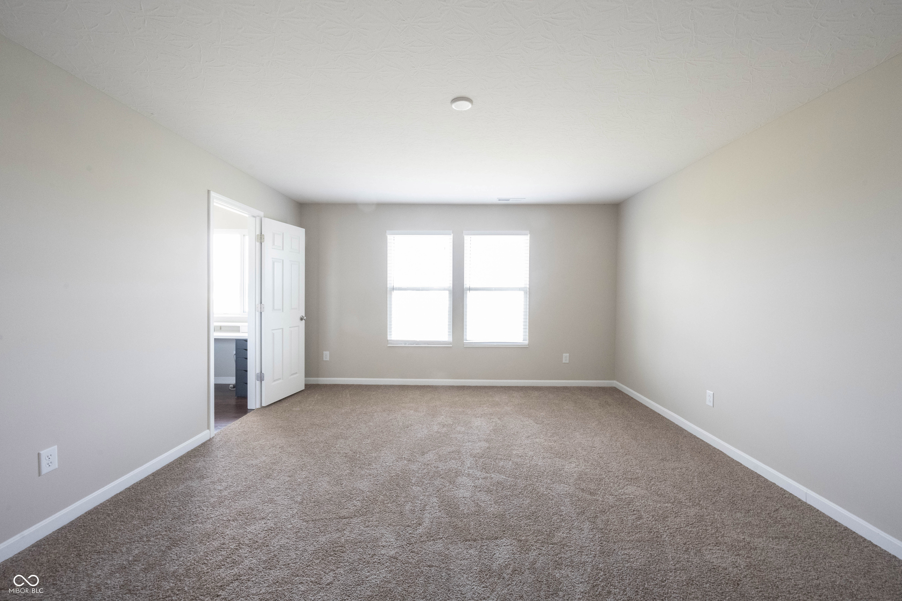 6218 N Woodside Court