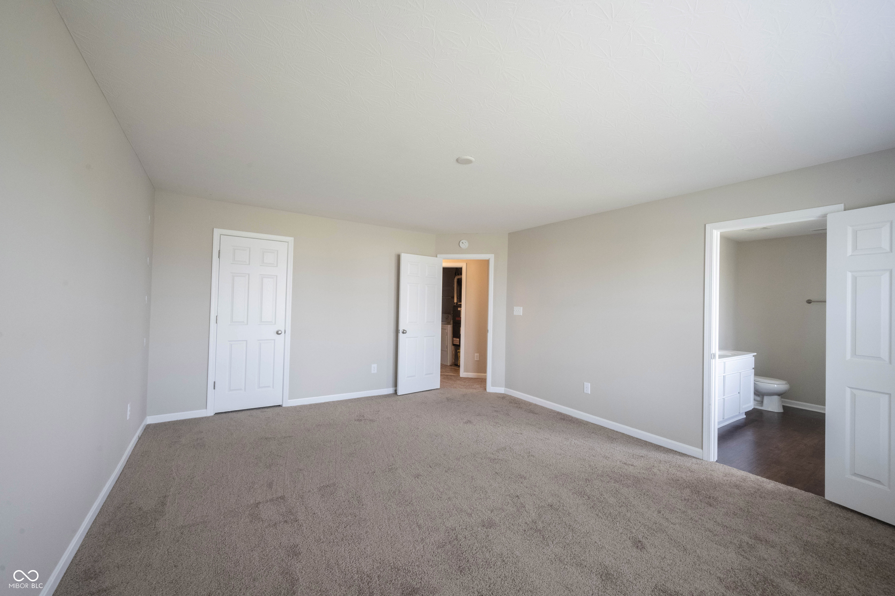 6218 N Woodside Court