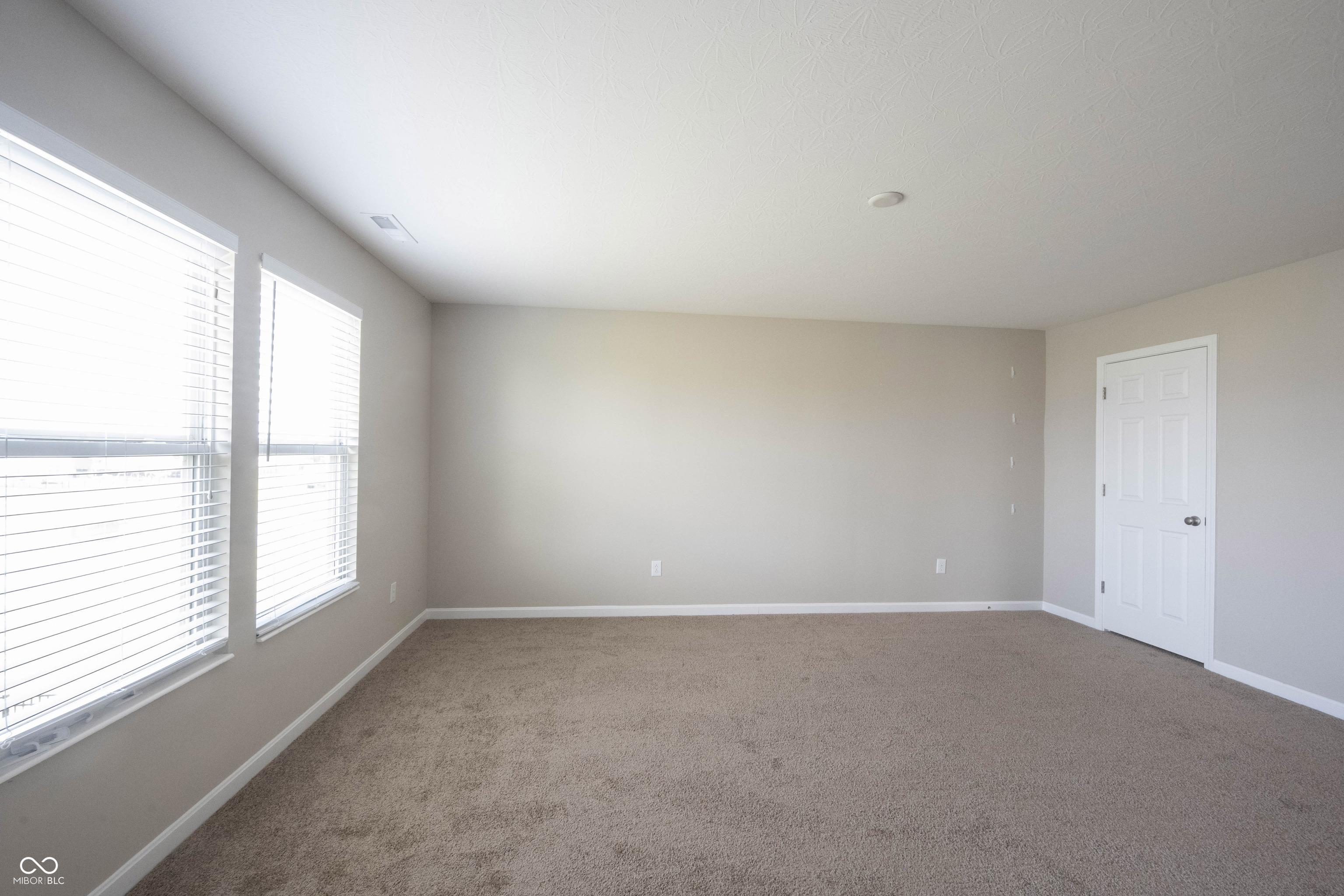 6218 N Woodside Court