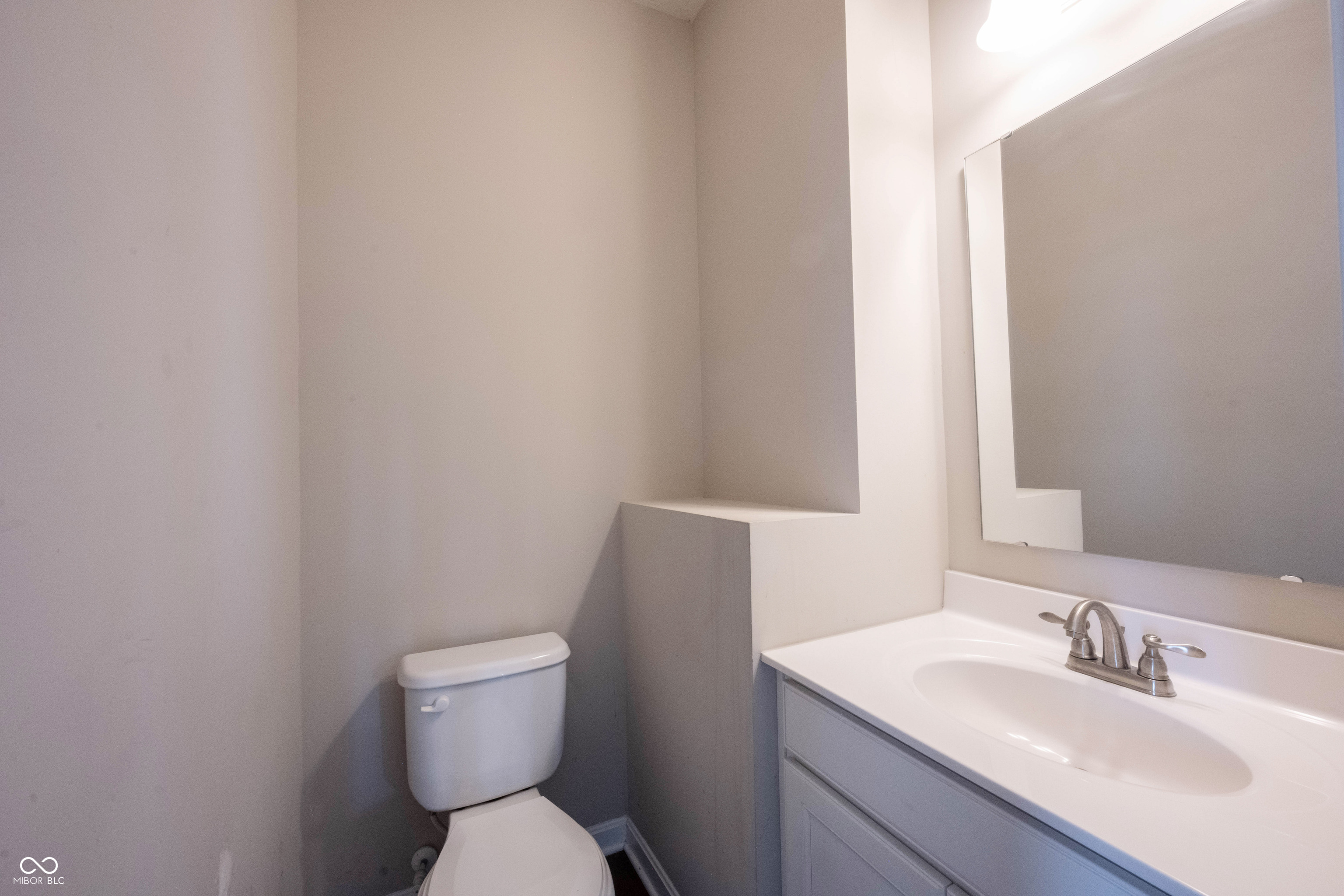 6218 N Woodside Court