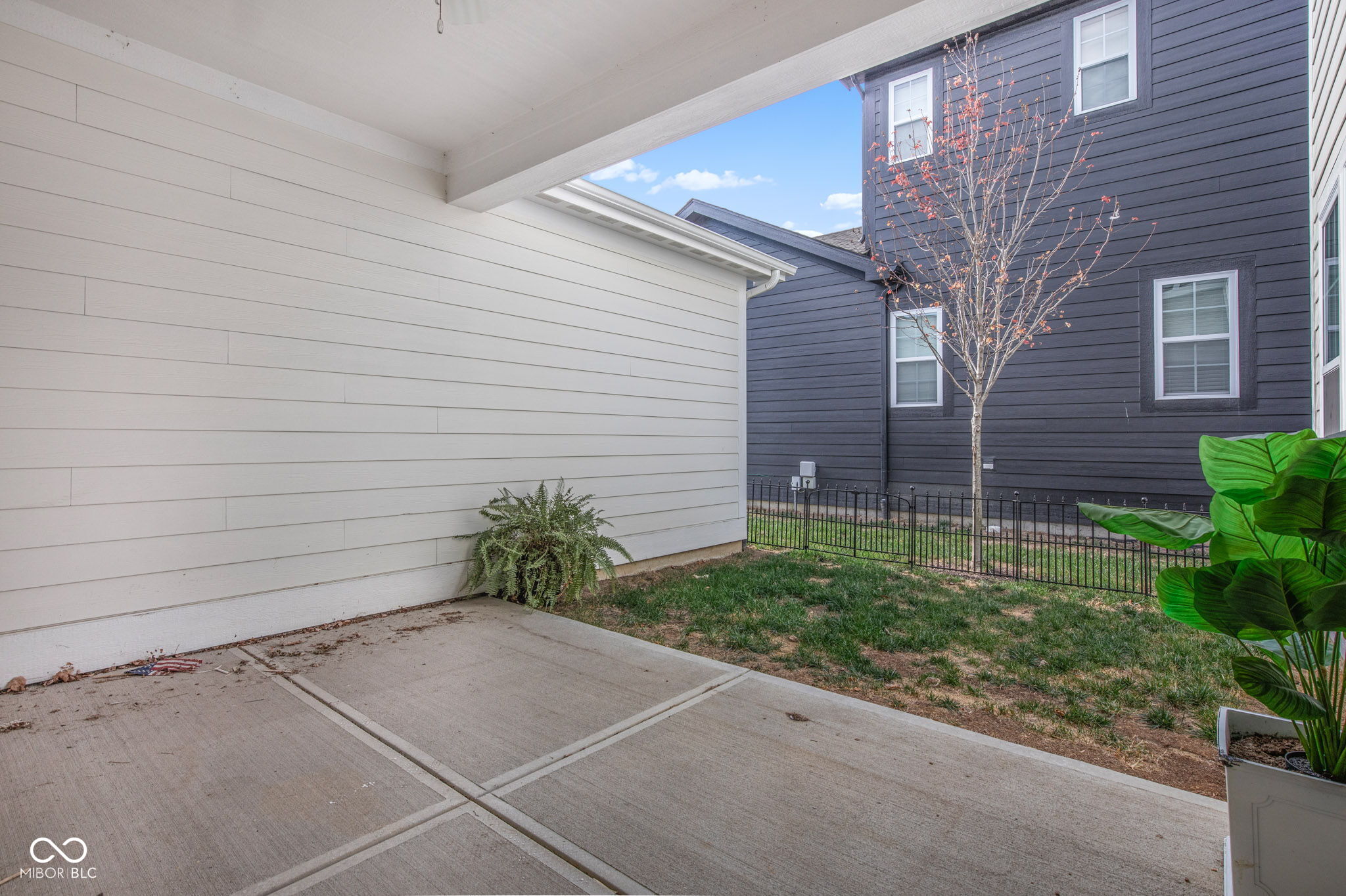 15304 Fairlands Drive