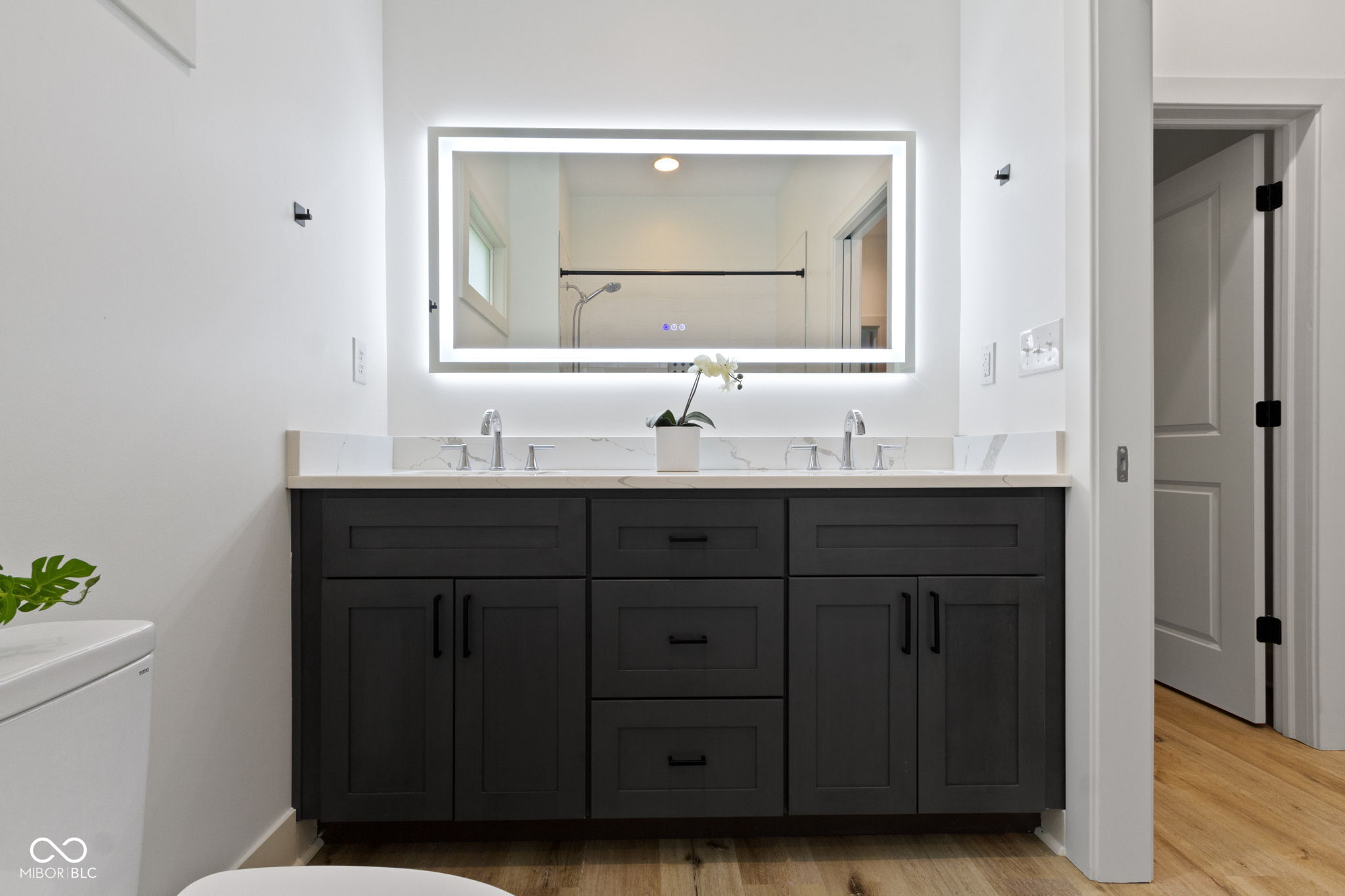 6107 Broadway Street