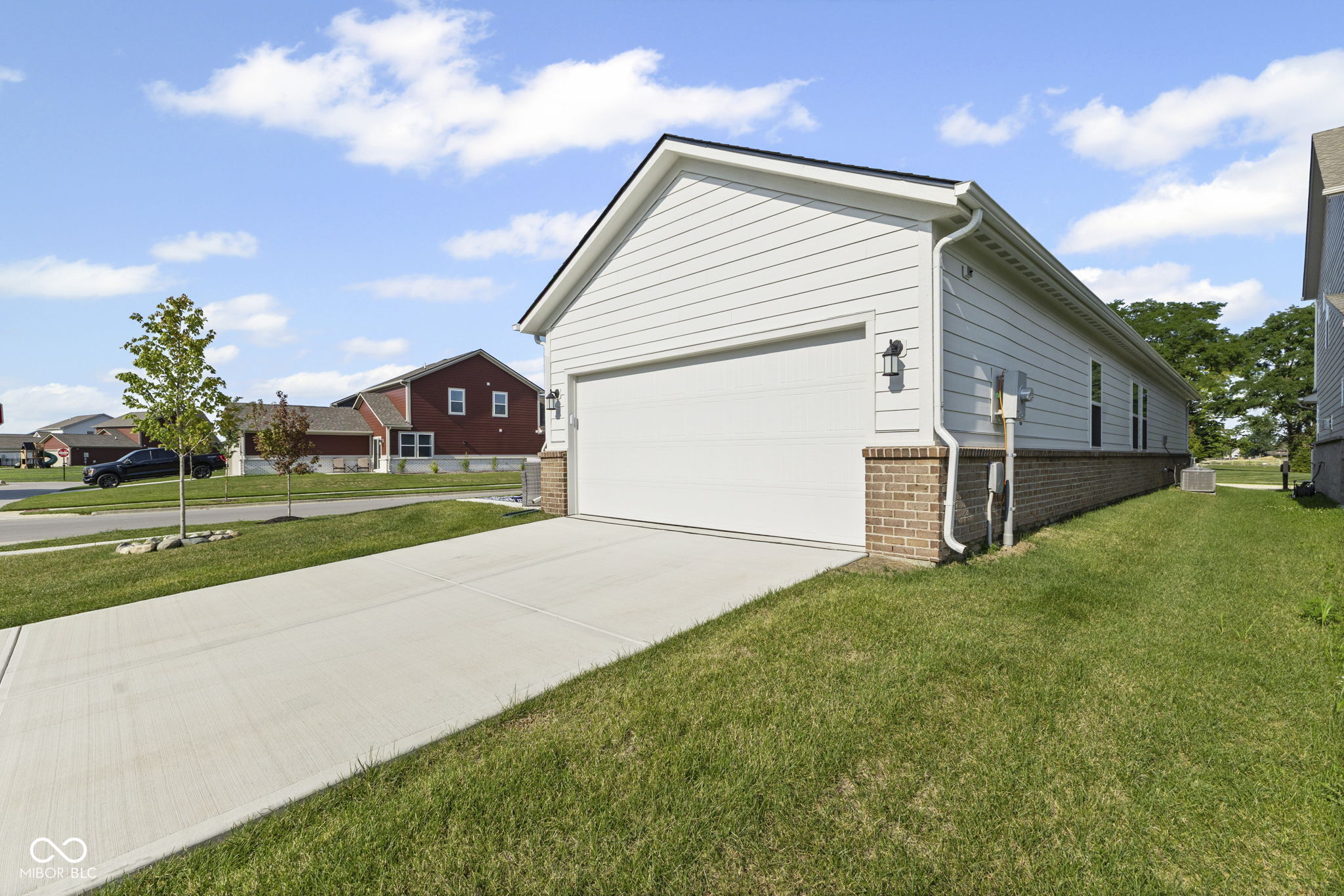 360 Lincoln Circle W