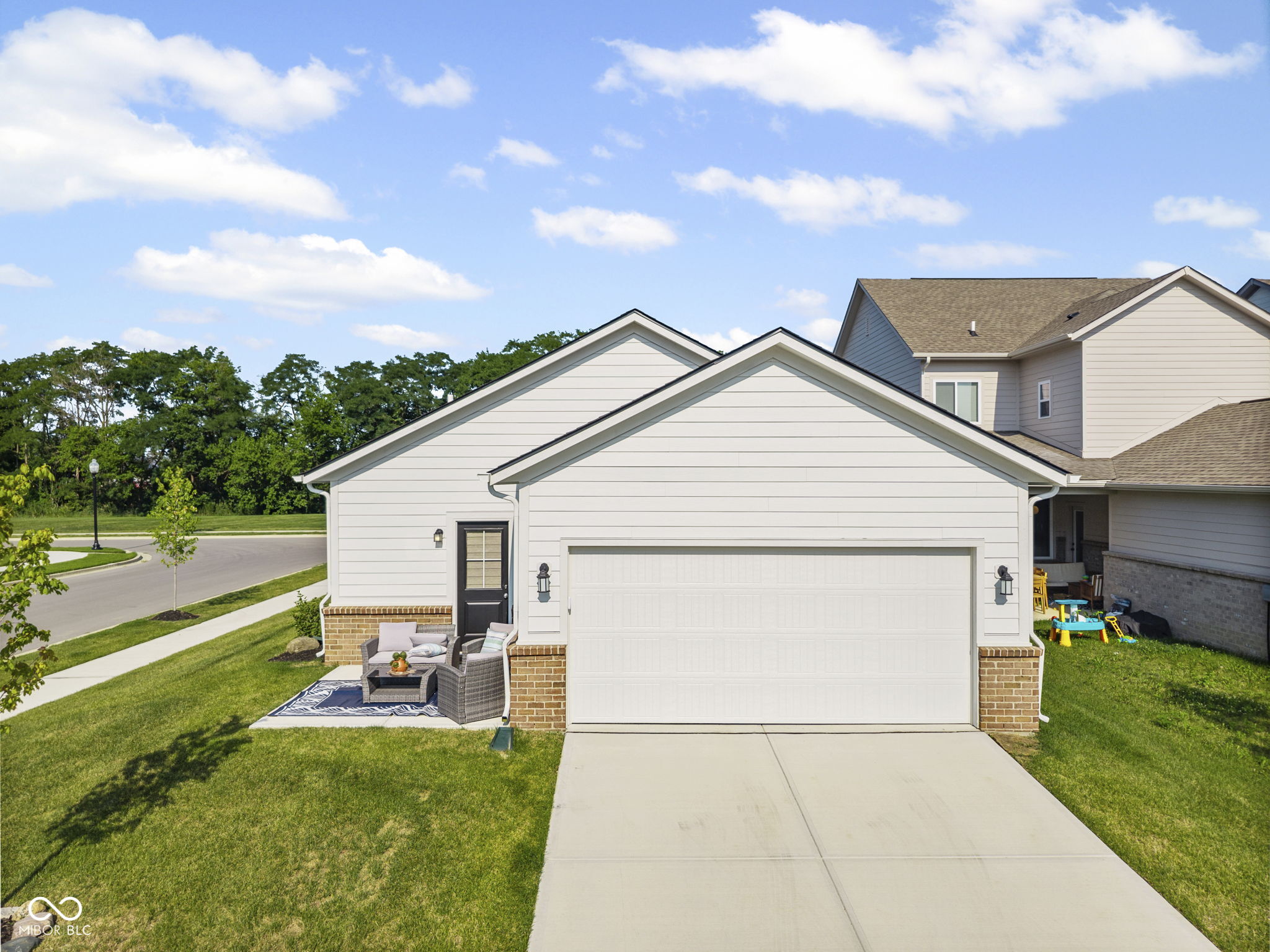 360 Lincoln Circle W