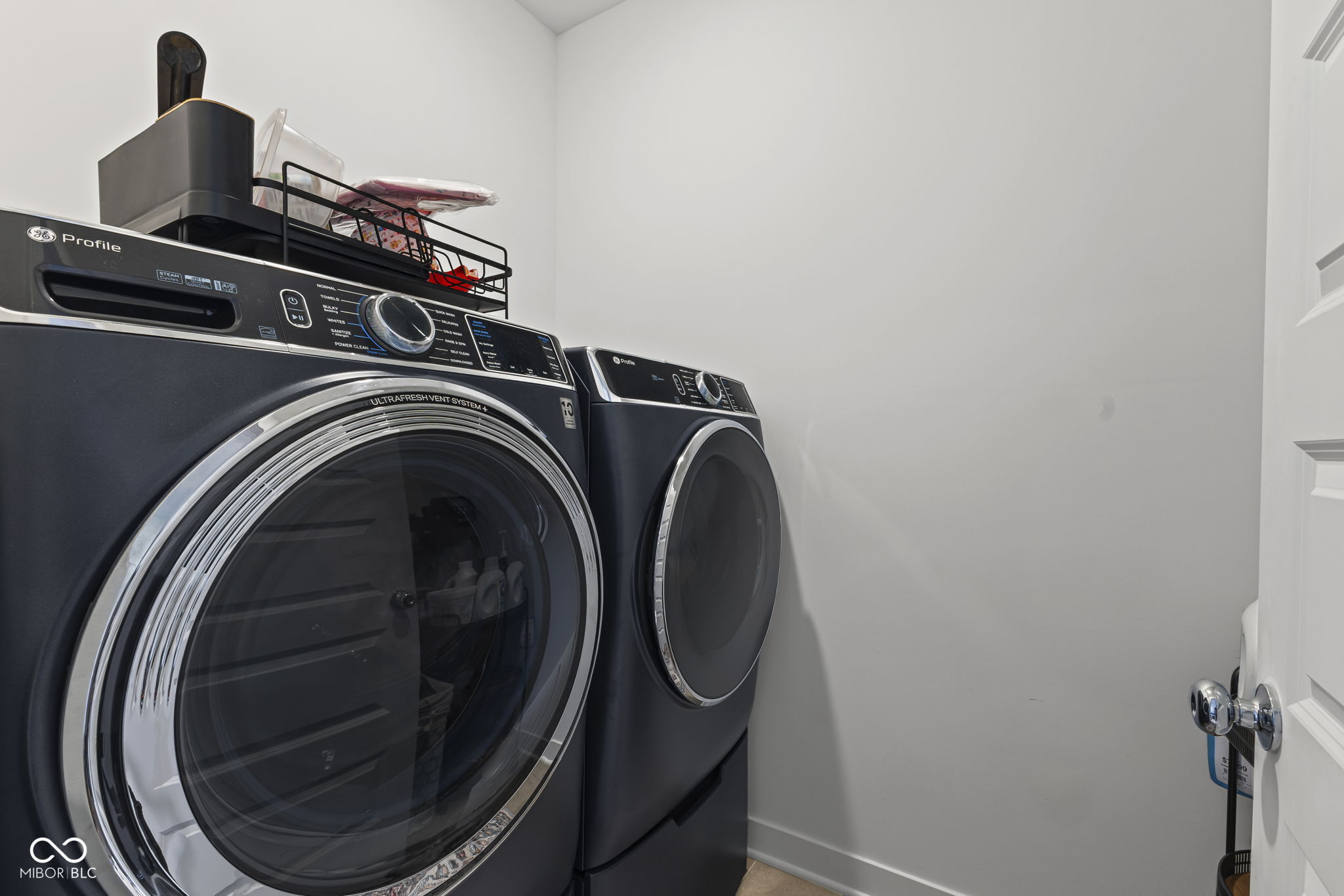 360 Lincoln Circle W