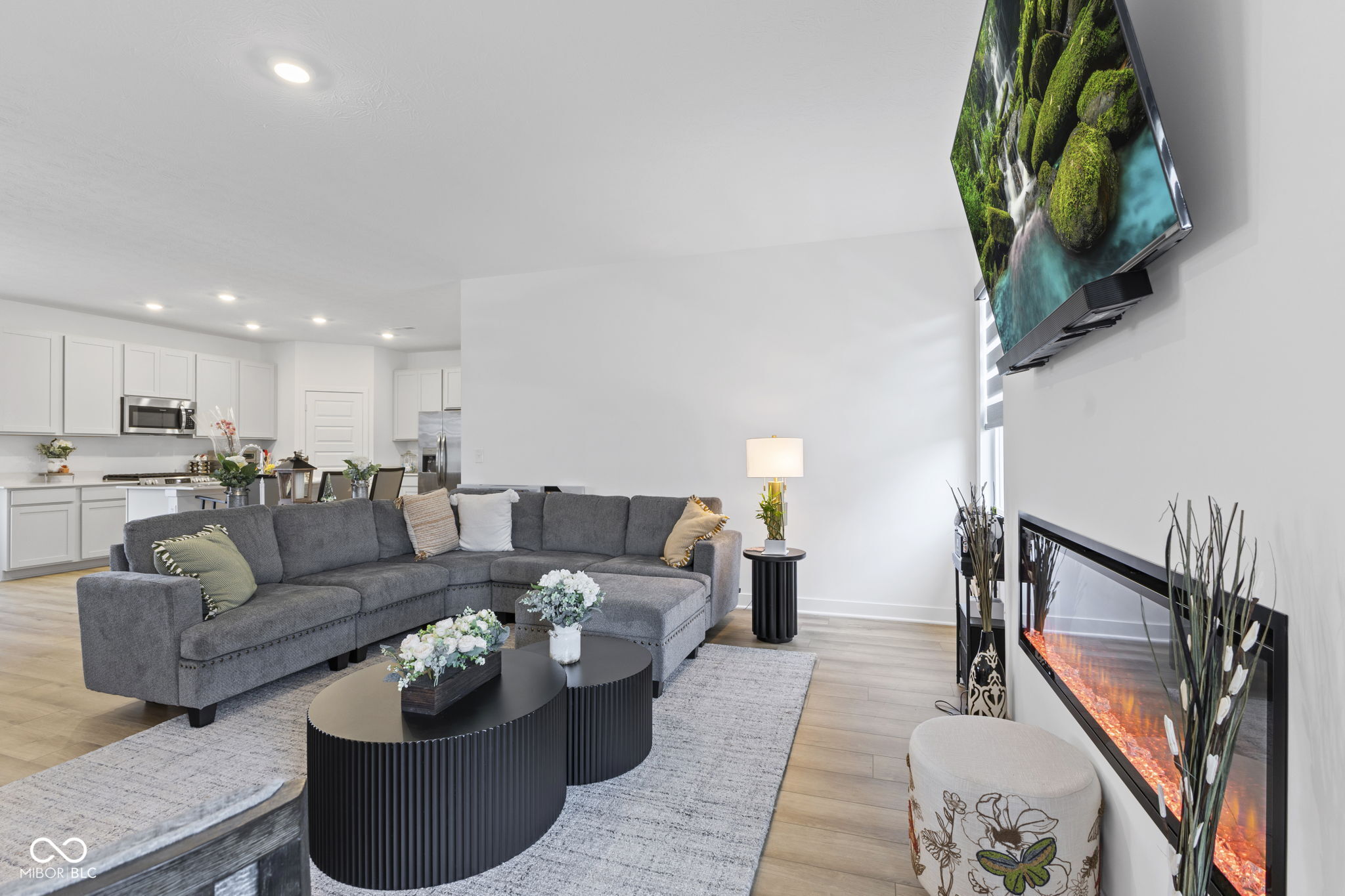 360 Lincoln Circle W