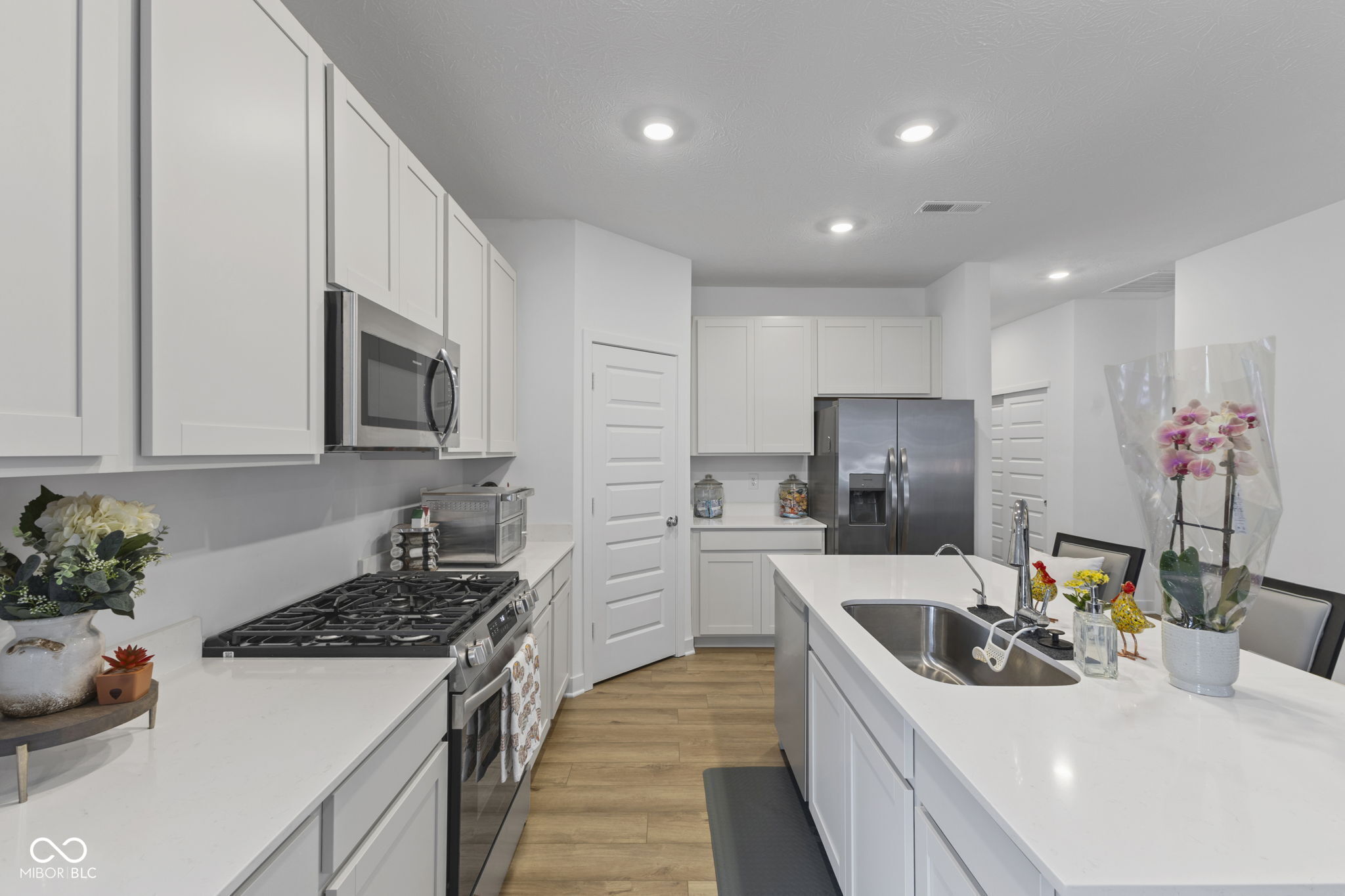 360 Lincoln Circle W