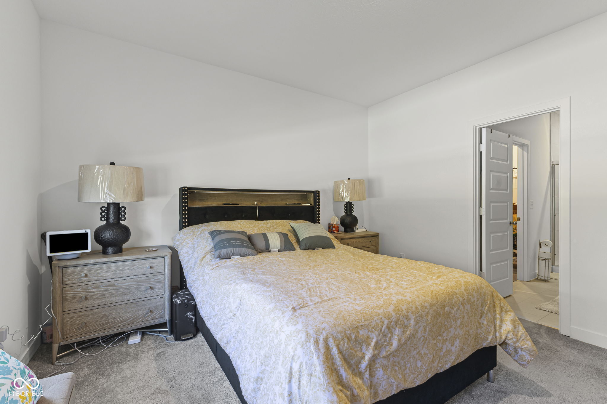 360 Lincoln Circle W