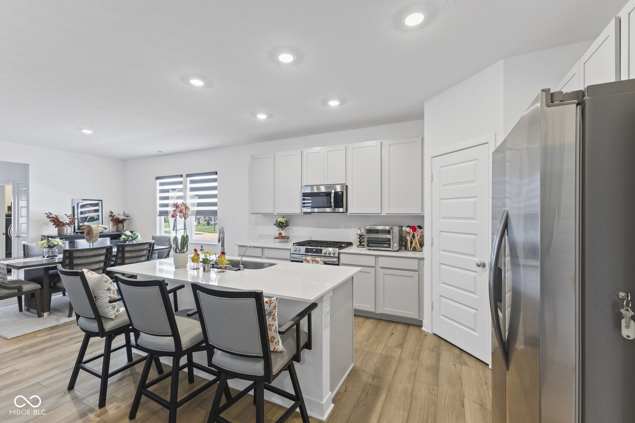 360 Lincoln Circle W