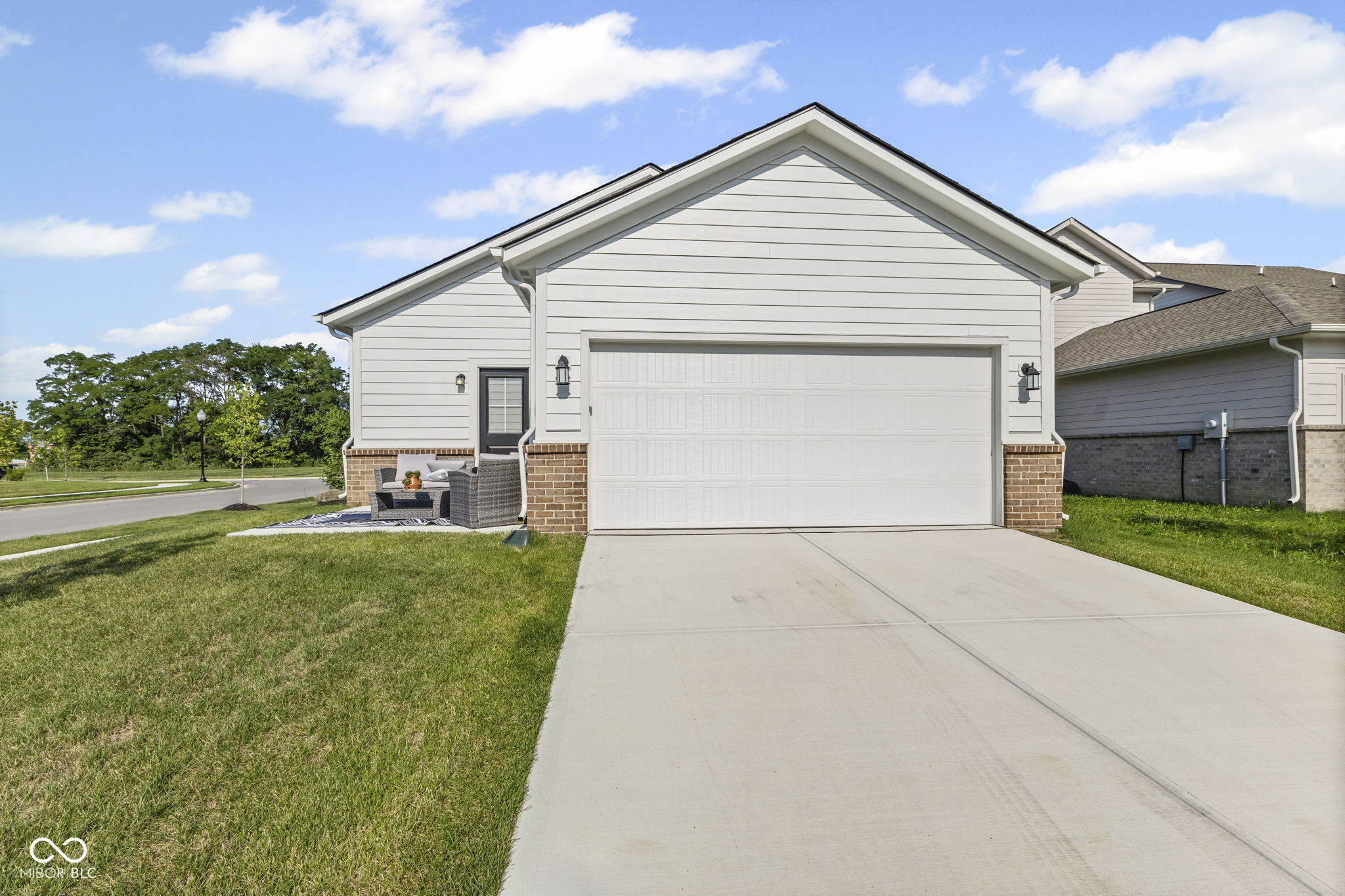 360 Lincoln Circle W