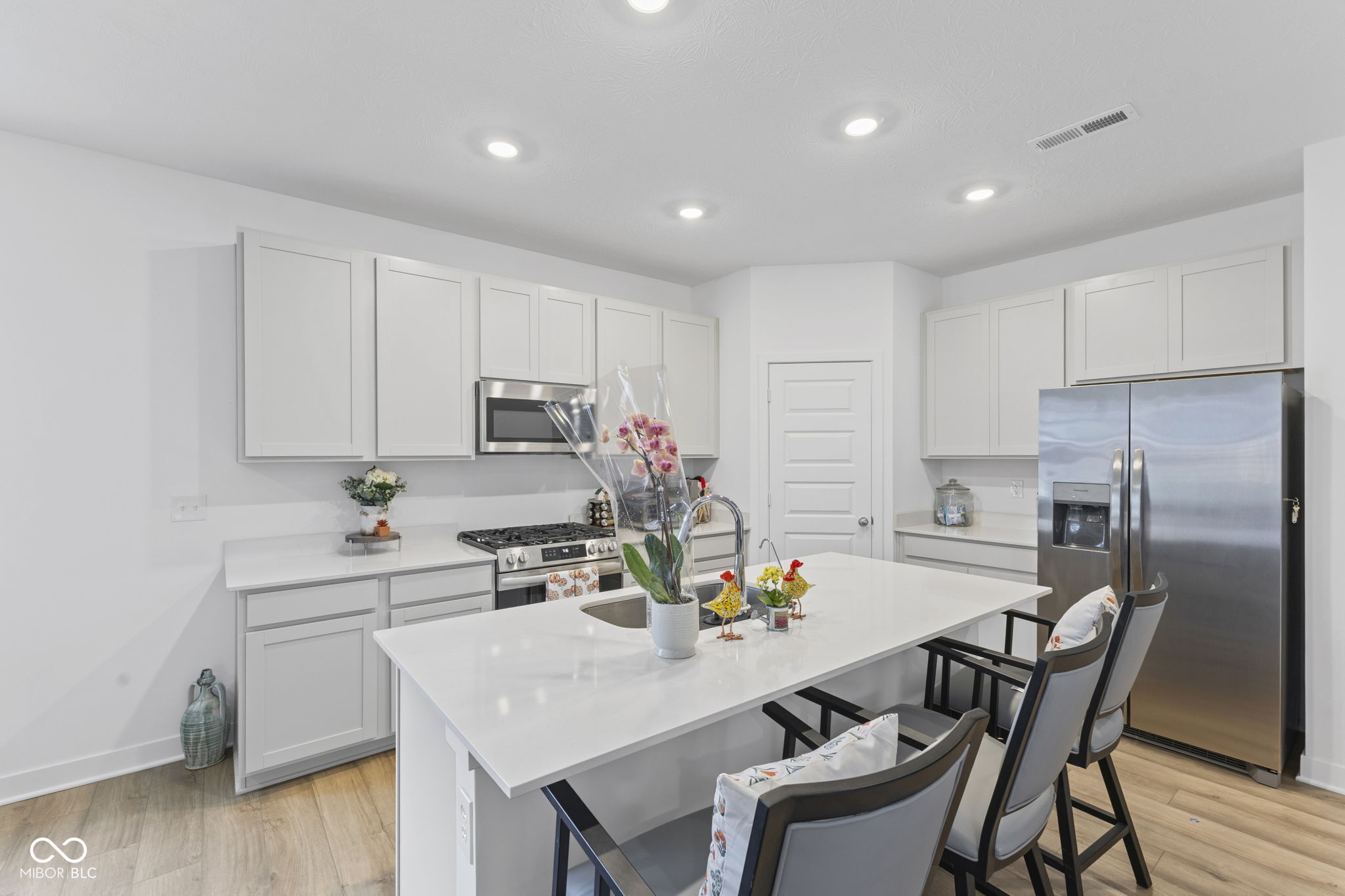 360 Lincoln Circle W