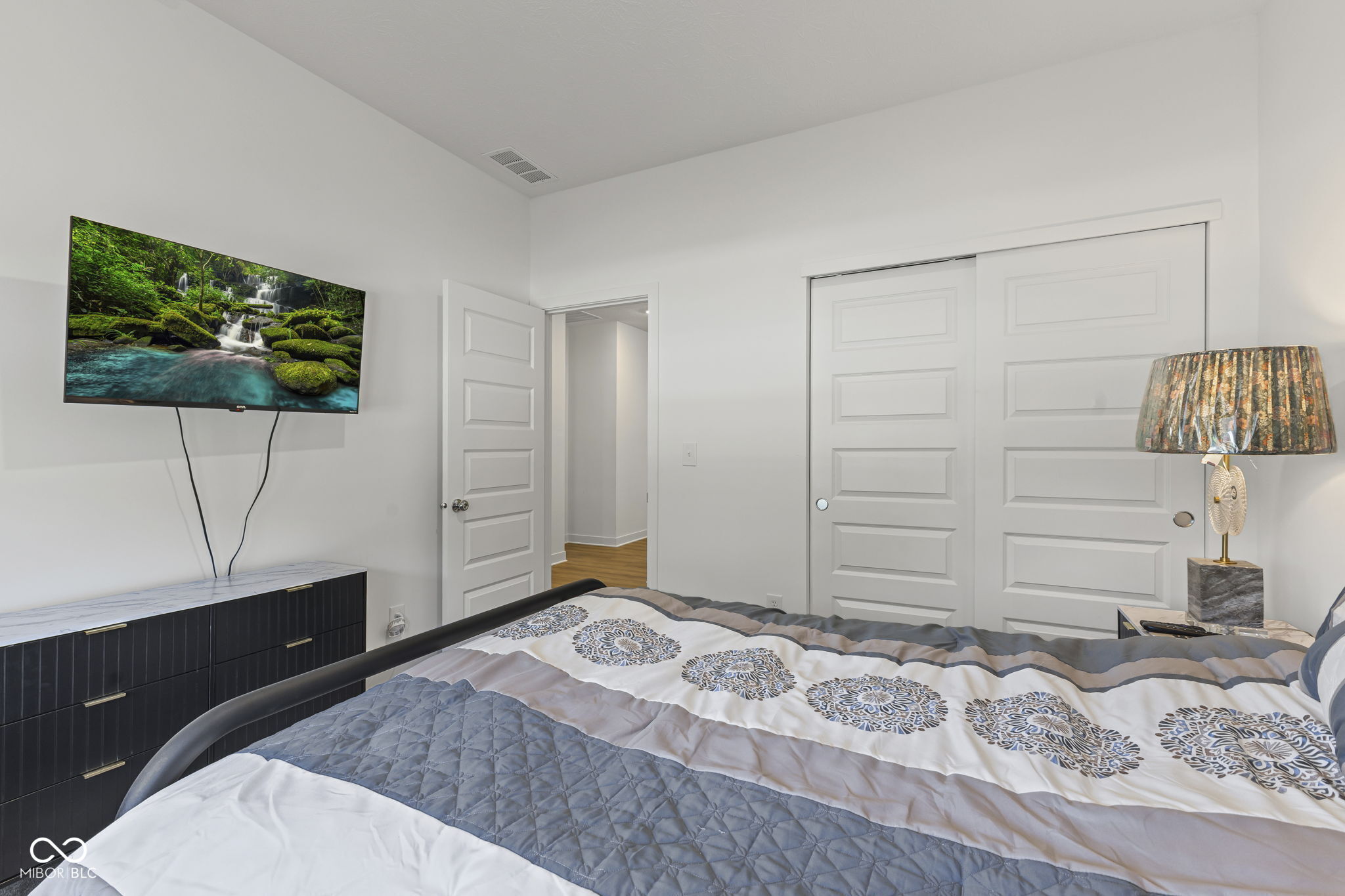 360 Lincoln Circle W