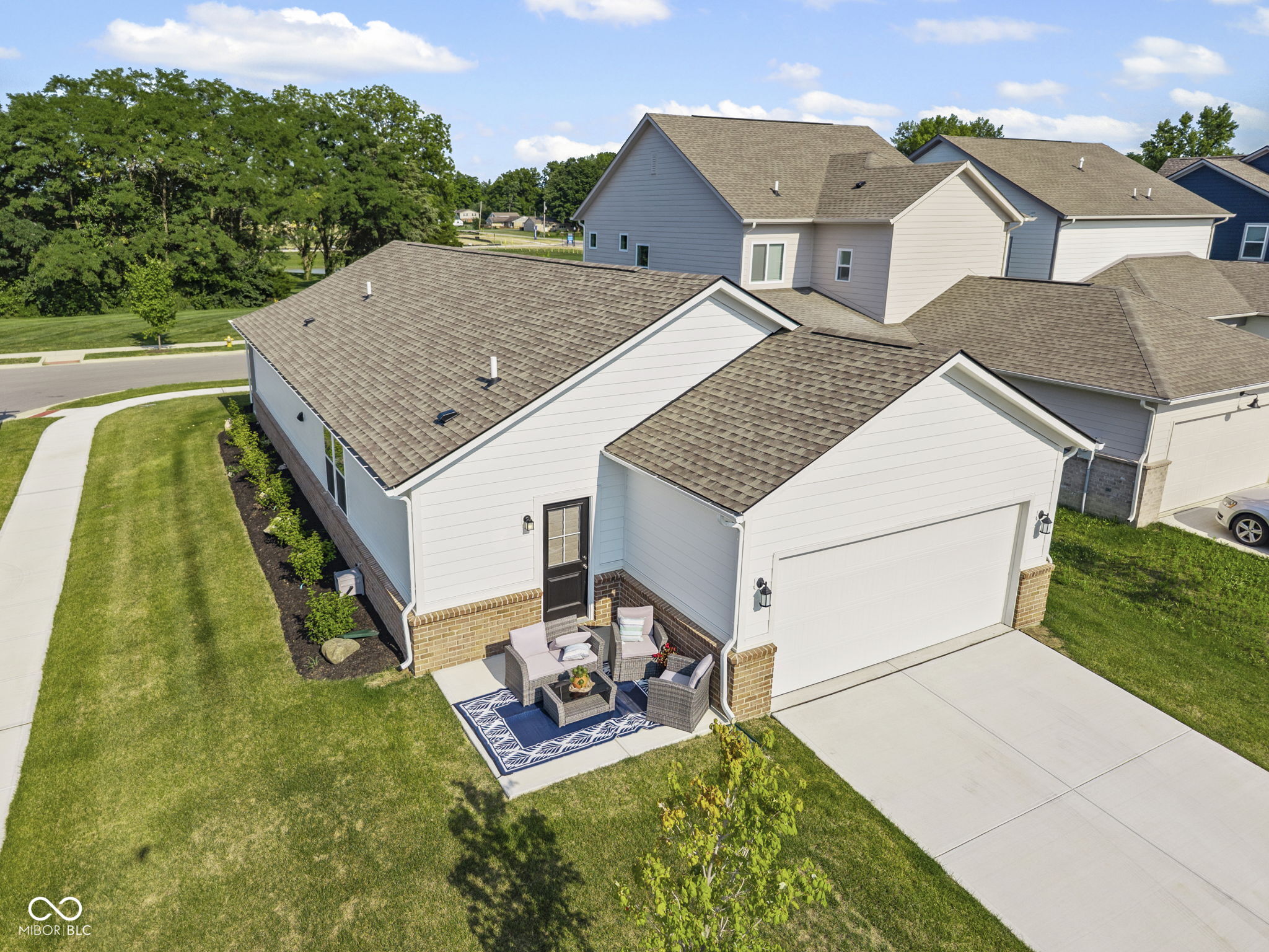 360 Lincoln Circle W