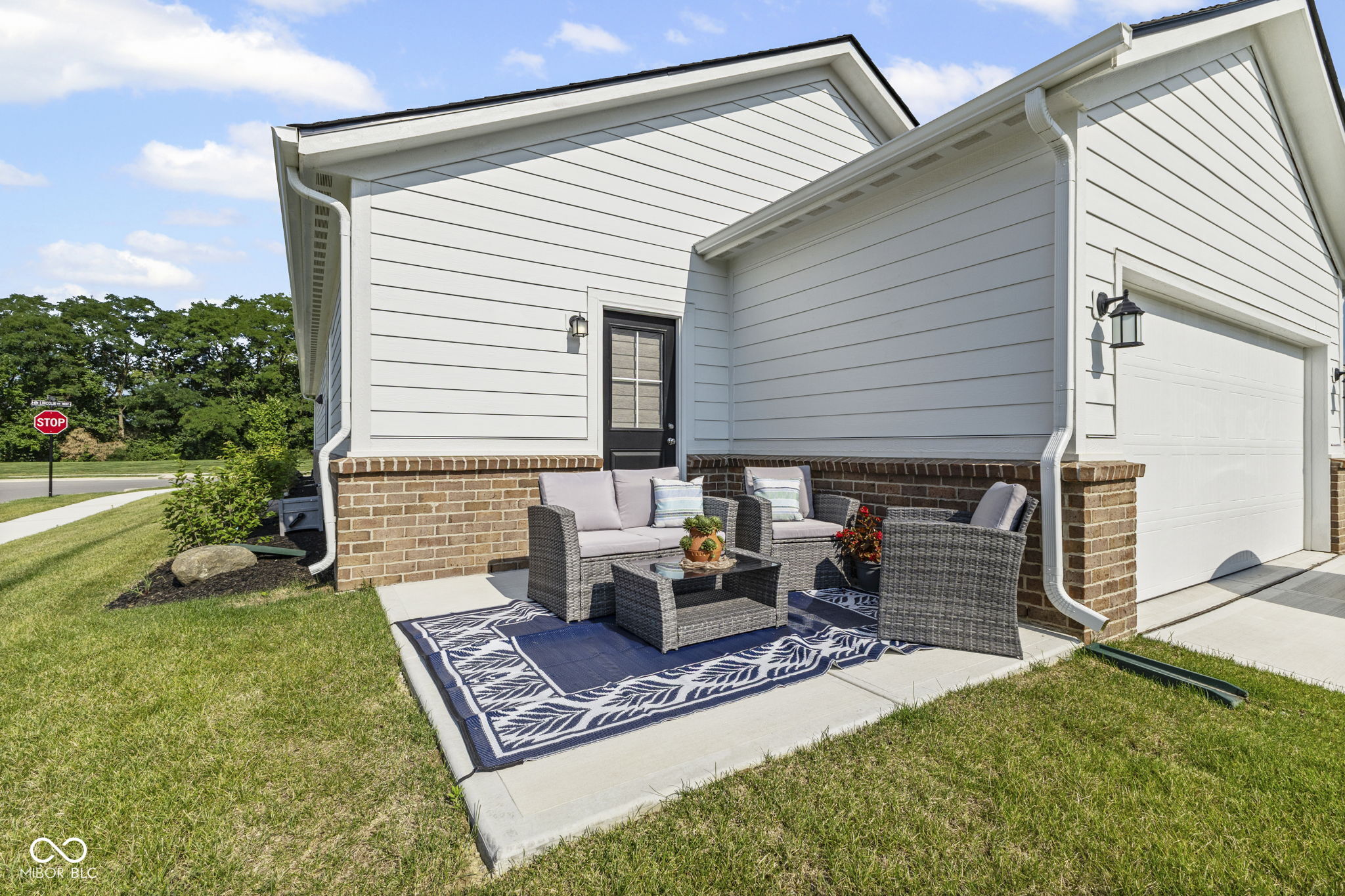 360 Lincoln Circle W