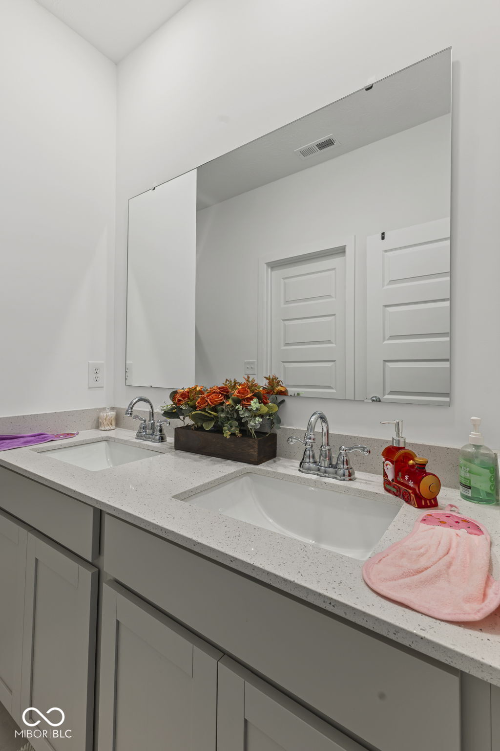 360 Lincoln Circle W