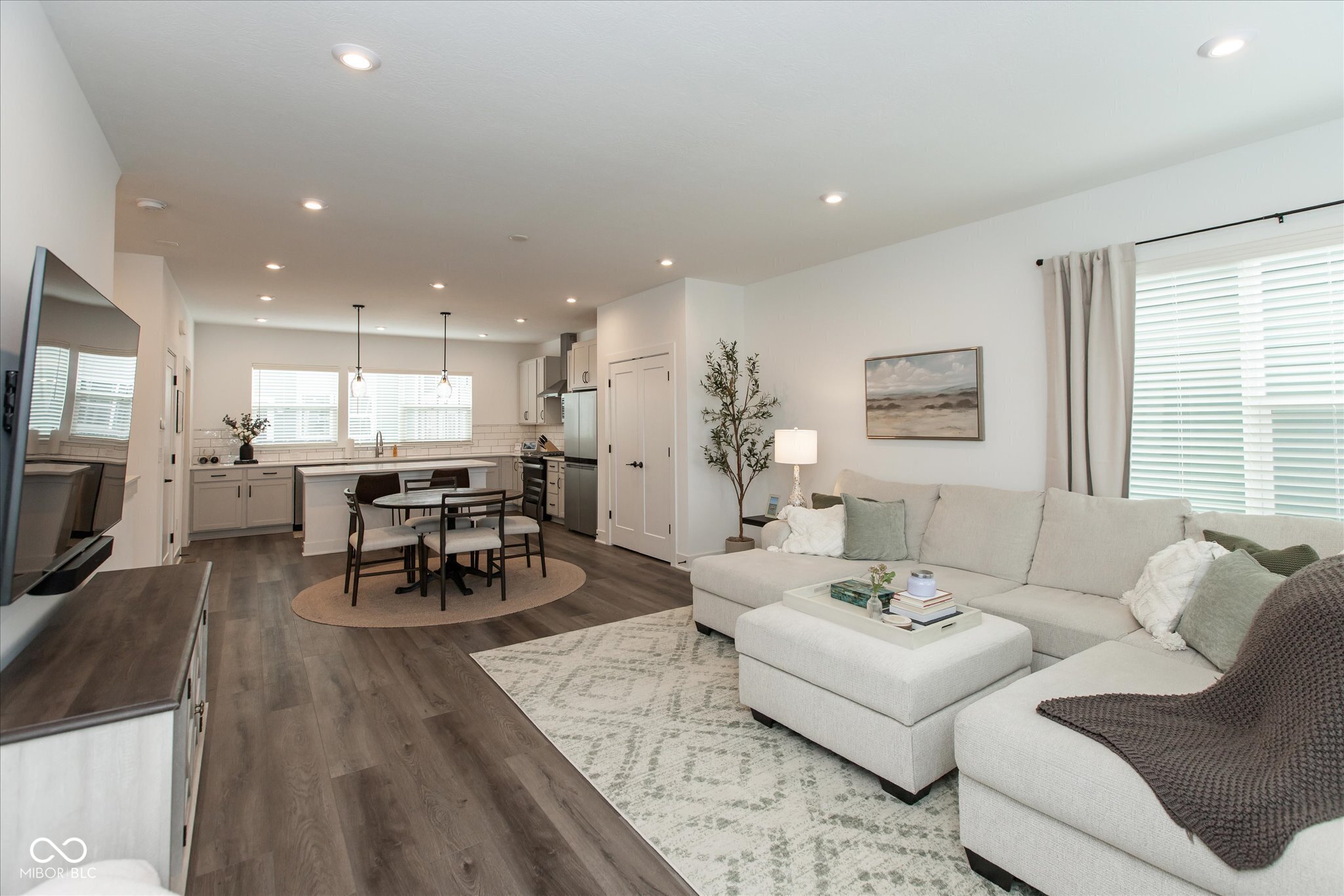 2135 N College Avenue