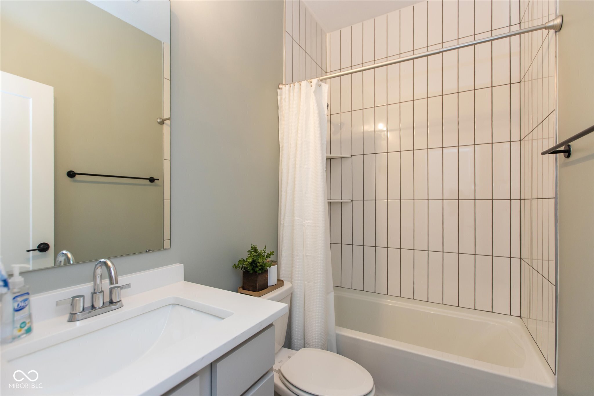 2135 N College Avenue