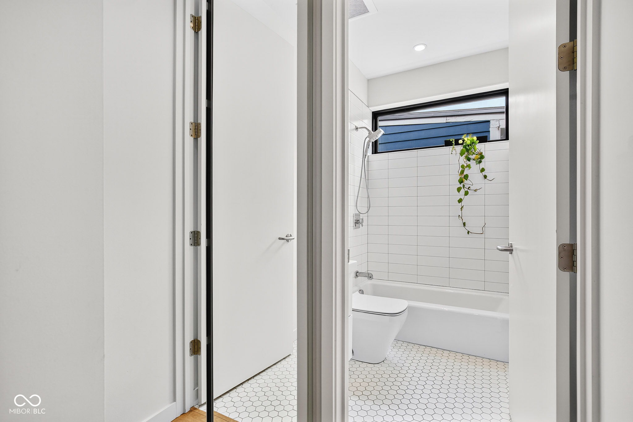 1060 Hosbrook Street