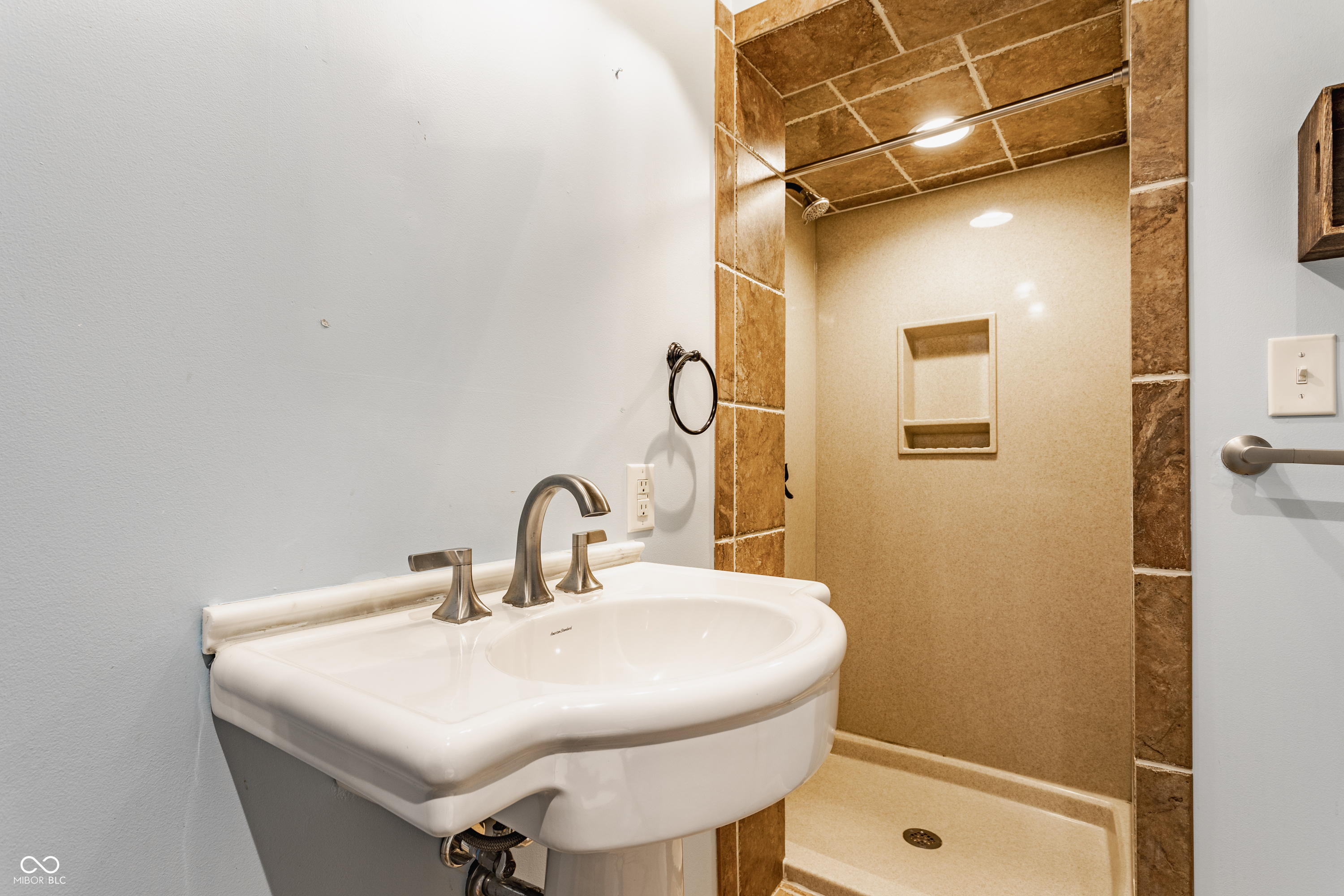 5825 N Washington Boulevard