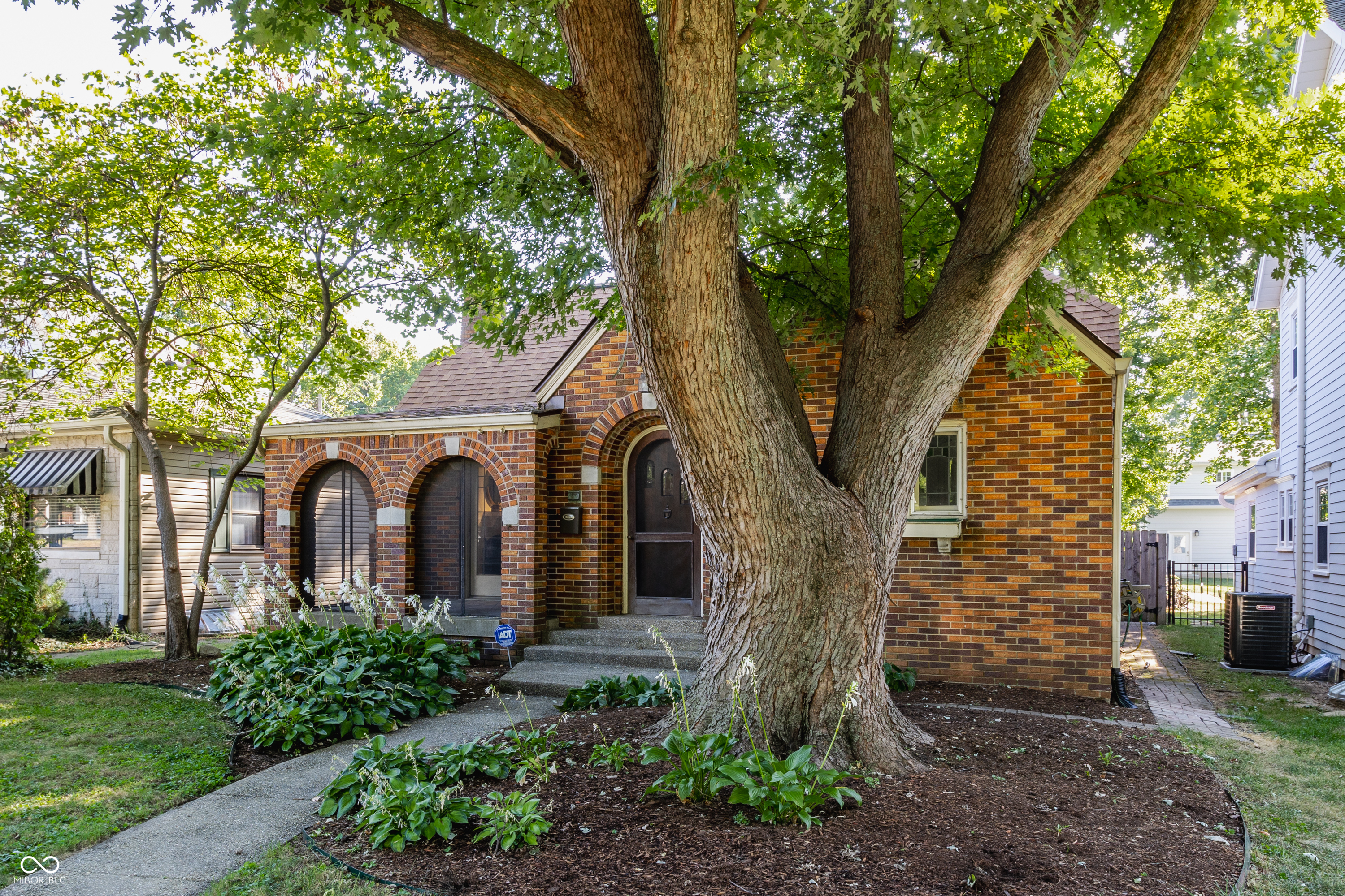 5433 Broadway Street