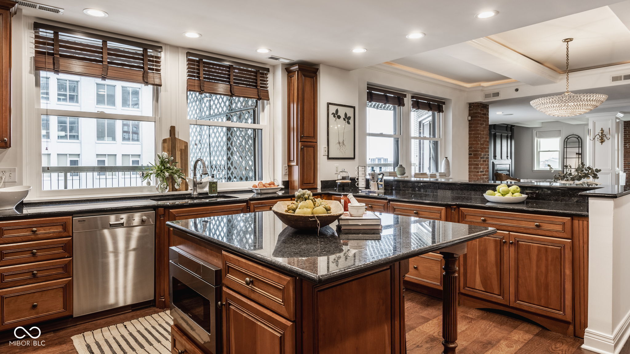 110 E Washington Street Unit: 900