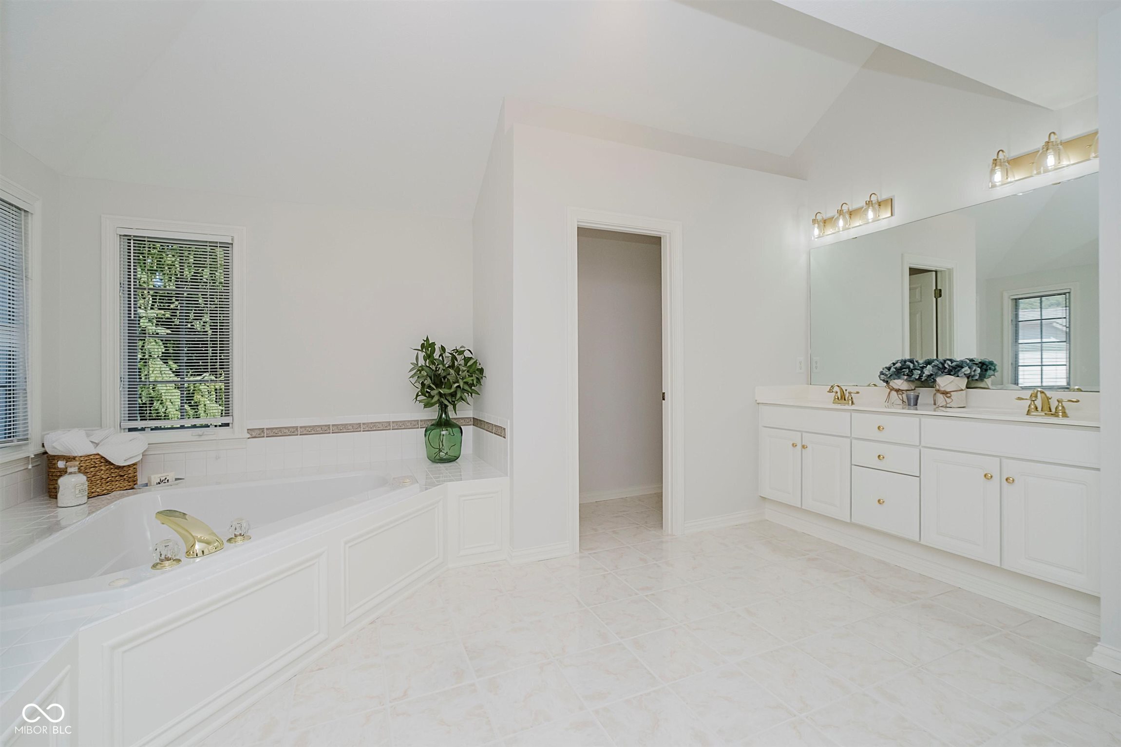 4827 Woods Edge Drive