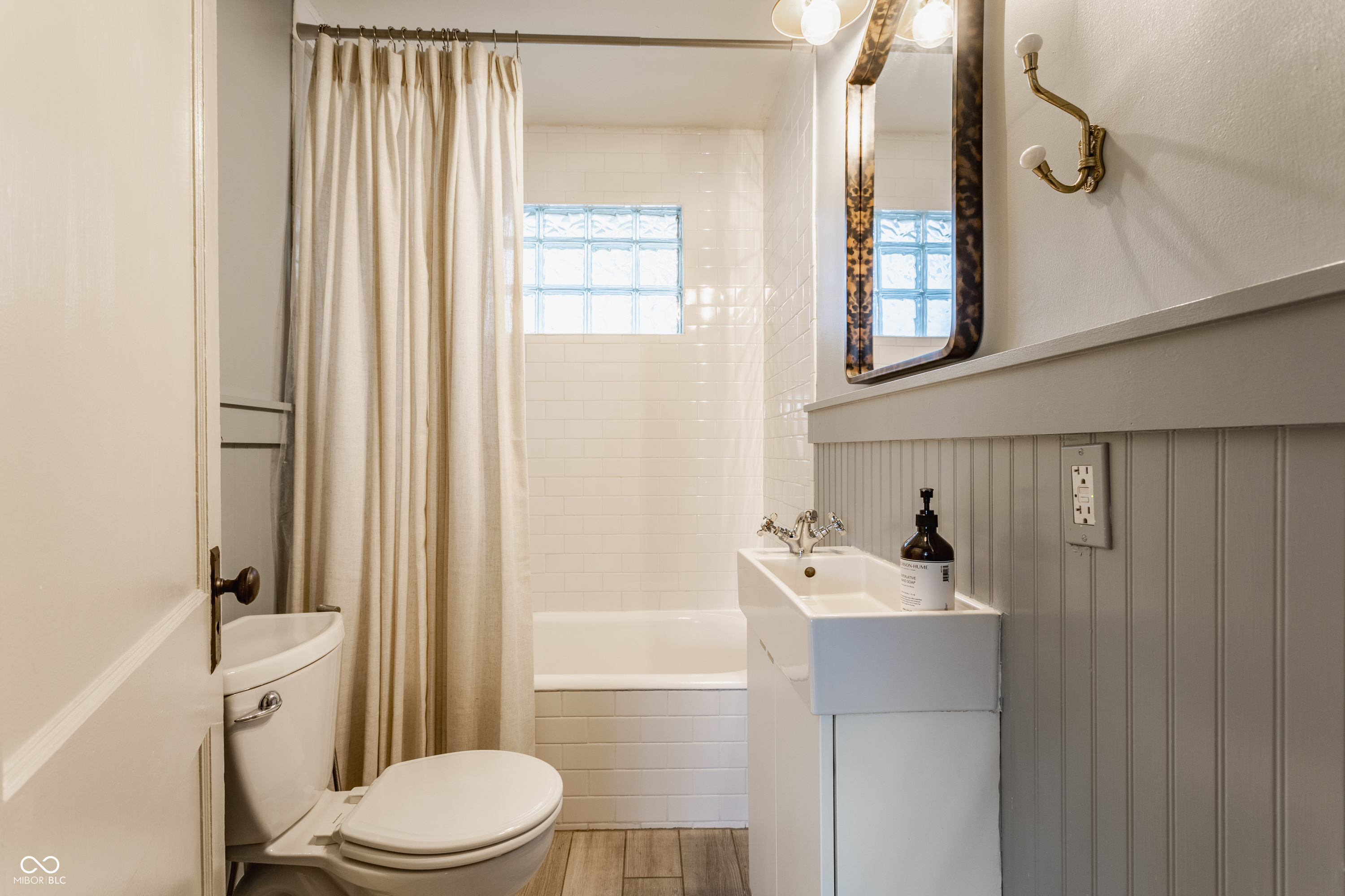 5401 Winthrop Avenue