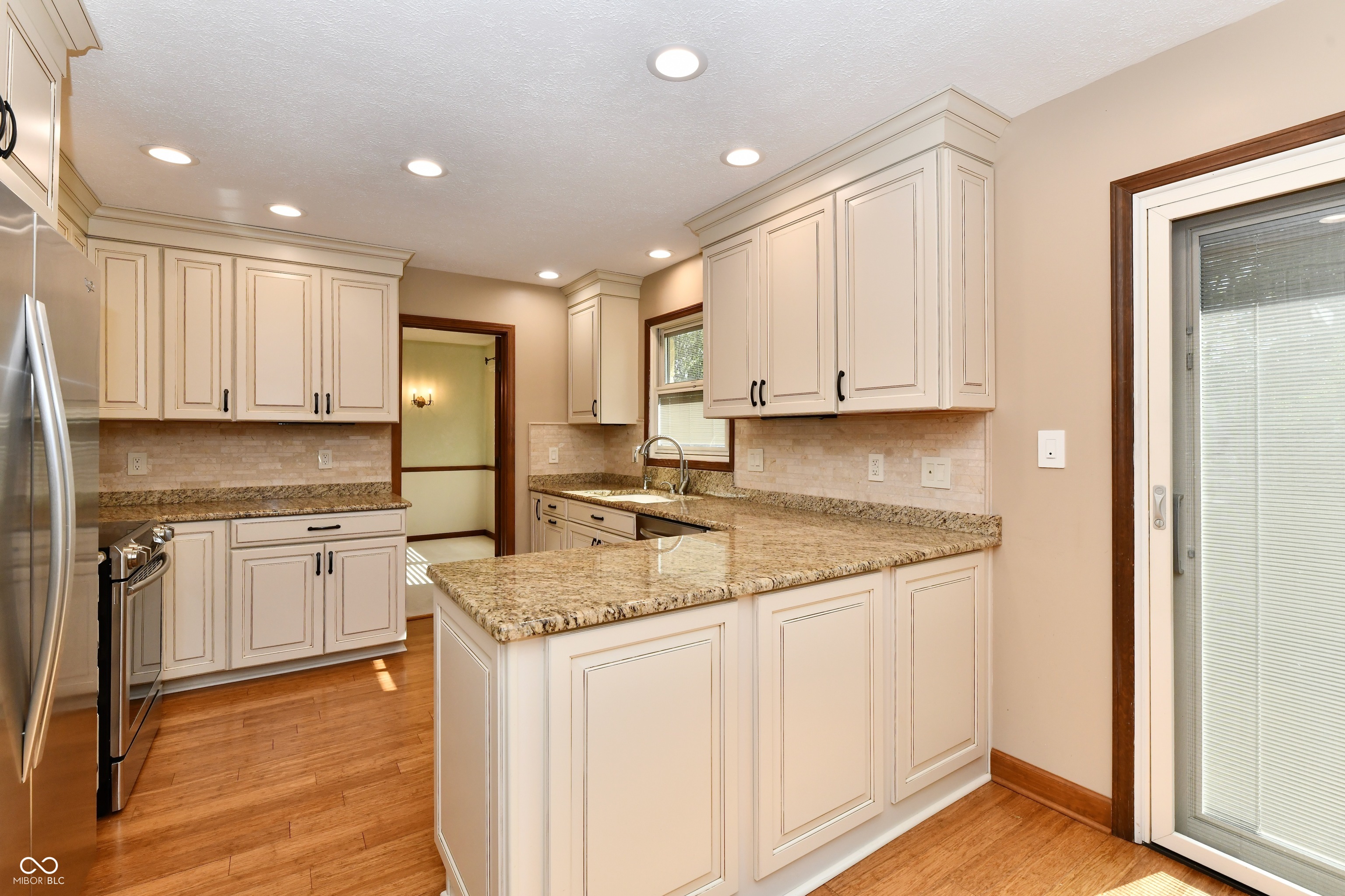 905 E Greyhound Pass