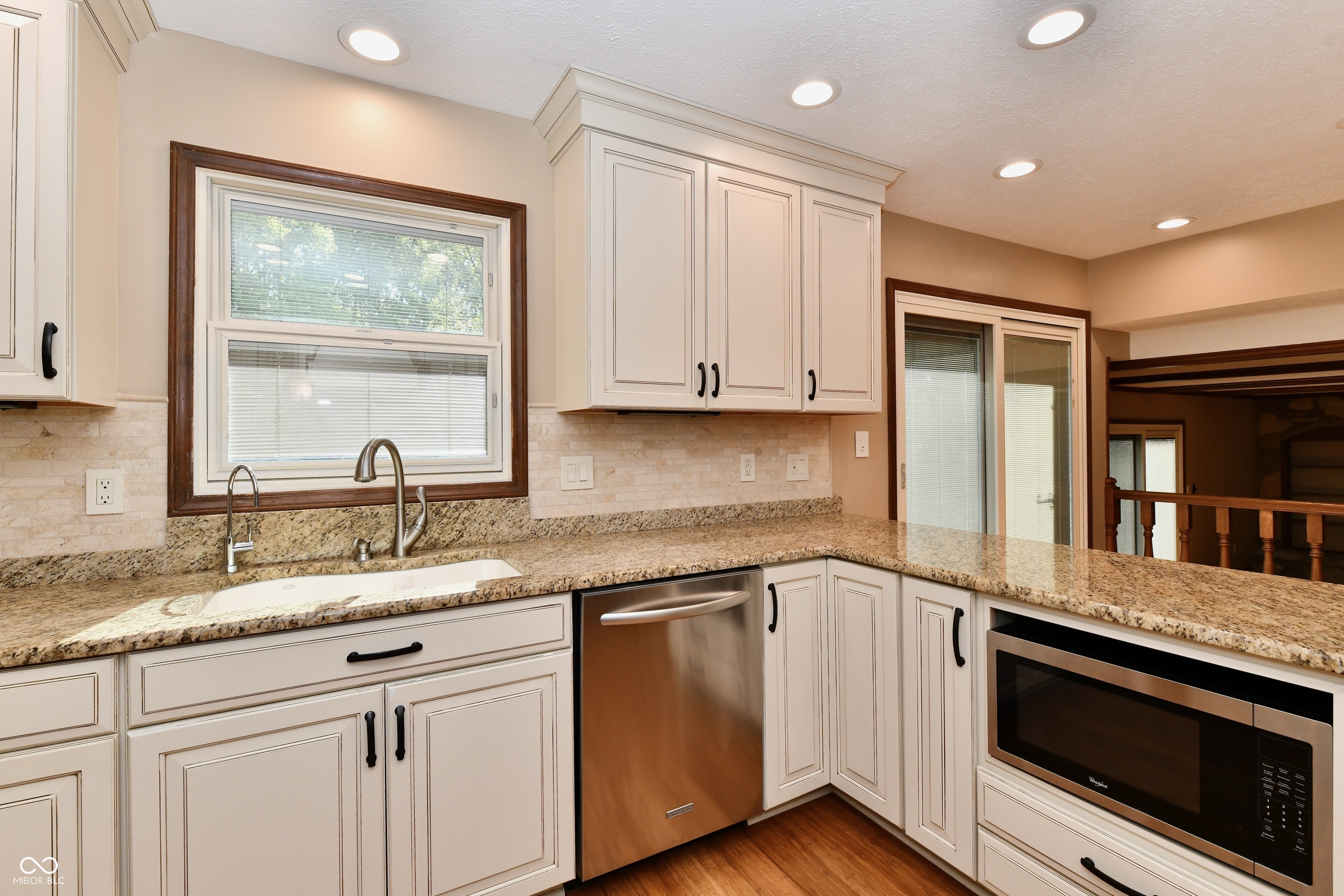 905 E Greyhound Pass