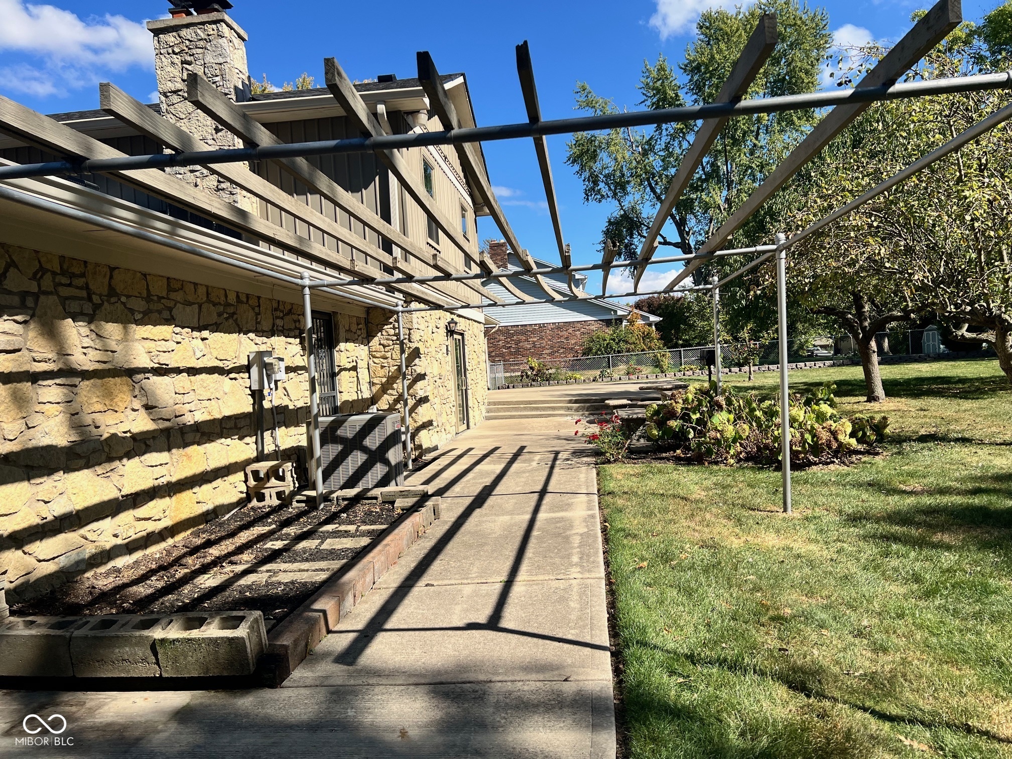 905 E Greyhound Pass