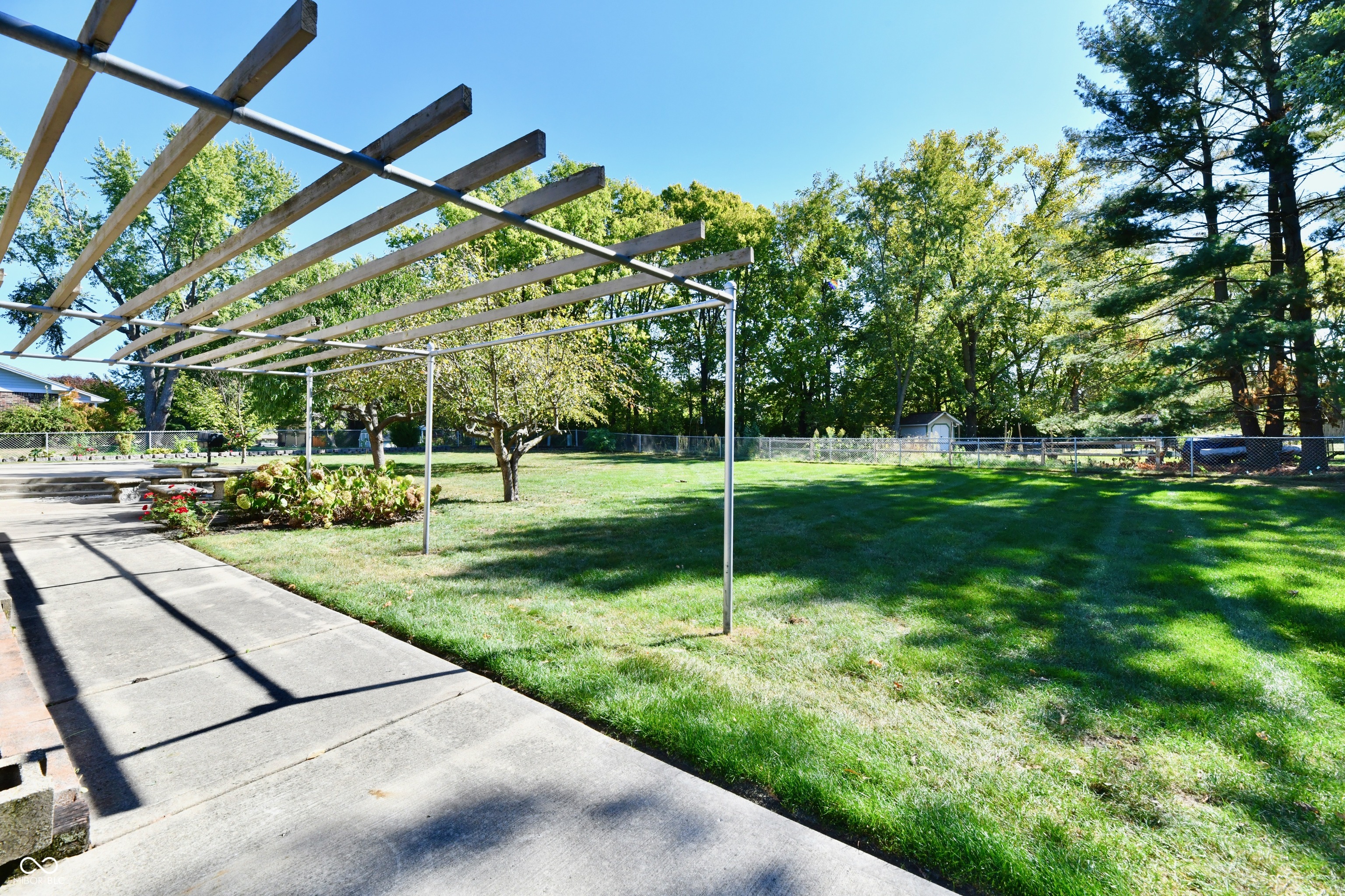 905 E Greyhound Pass