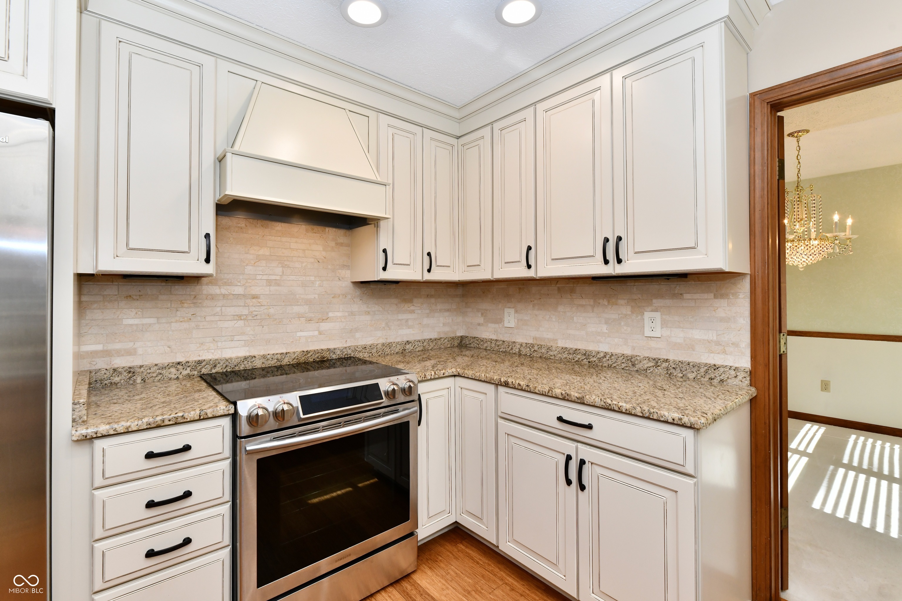 905 E Greyhound Pass