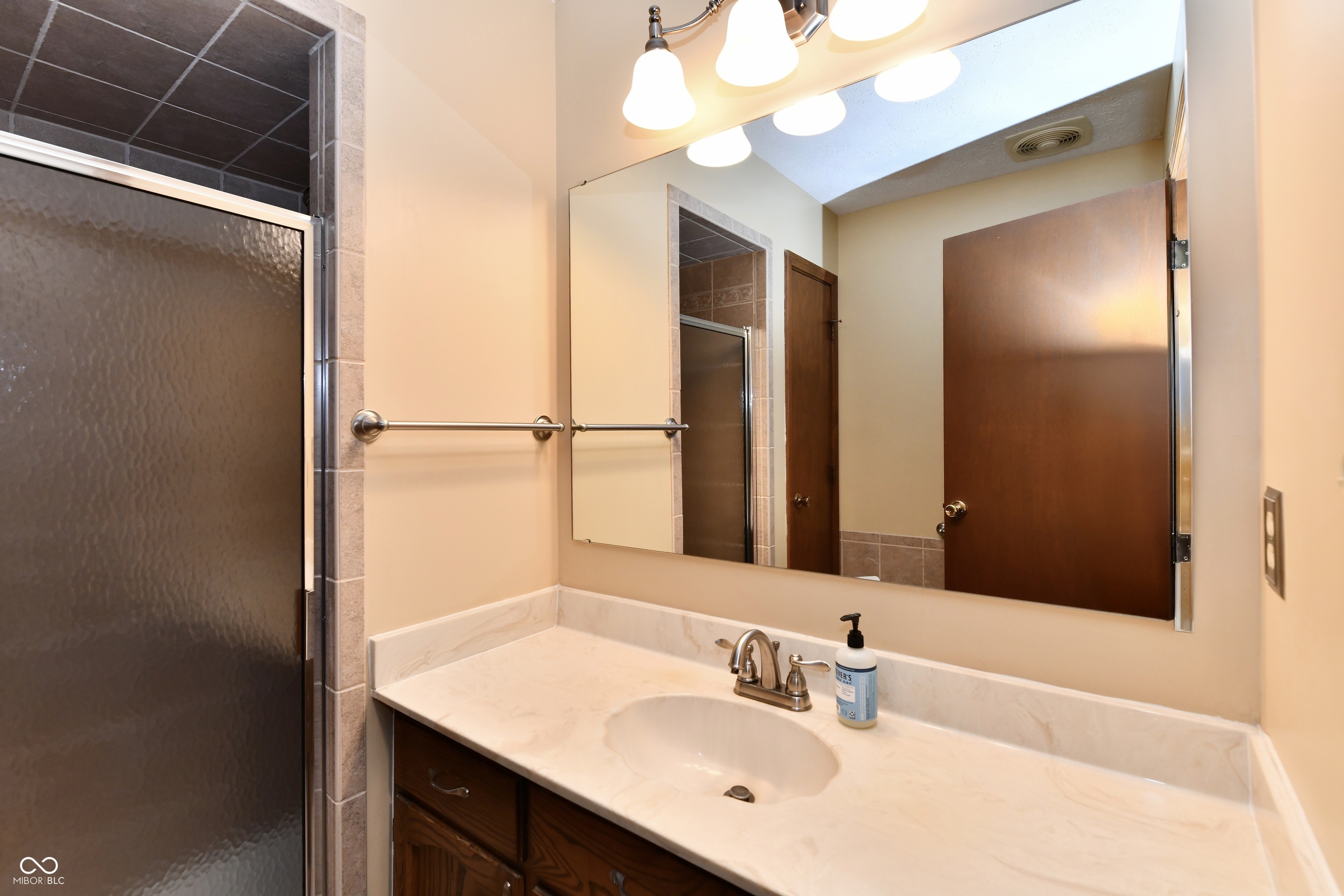 905 E Greyhound Pass