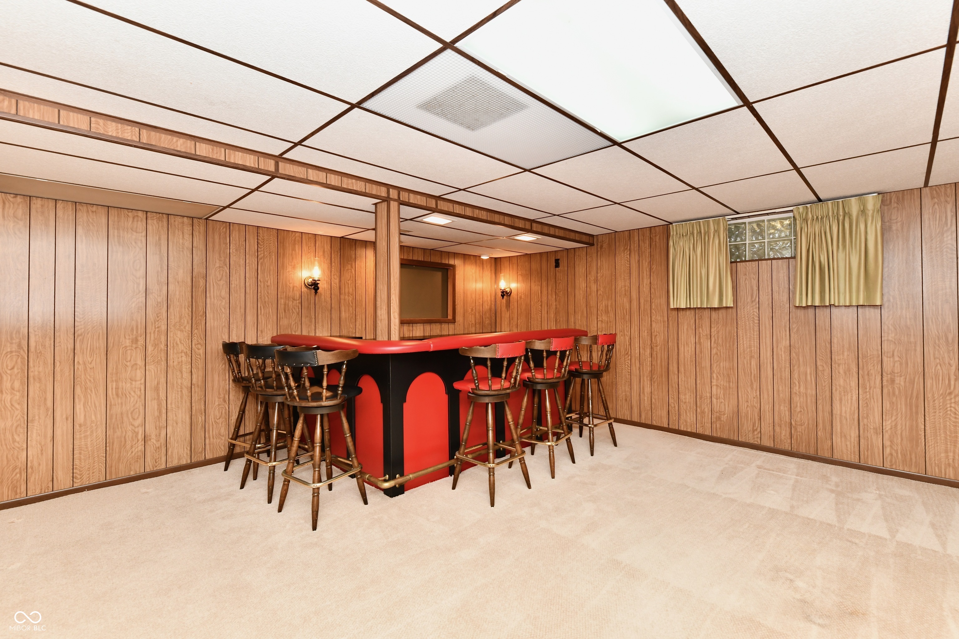 905 E Greyhound Pass