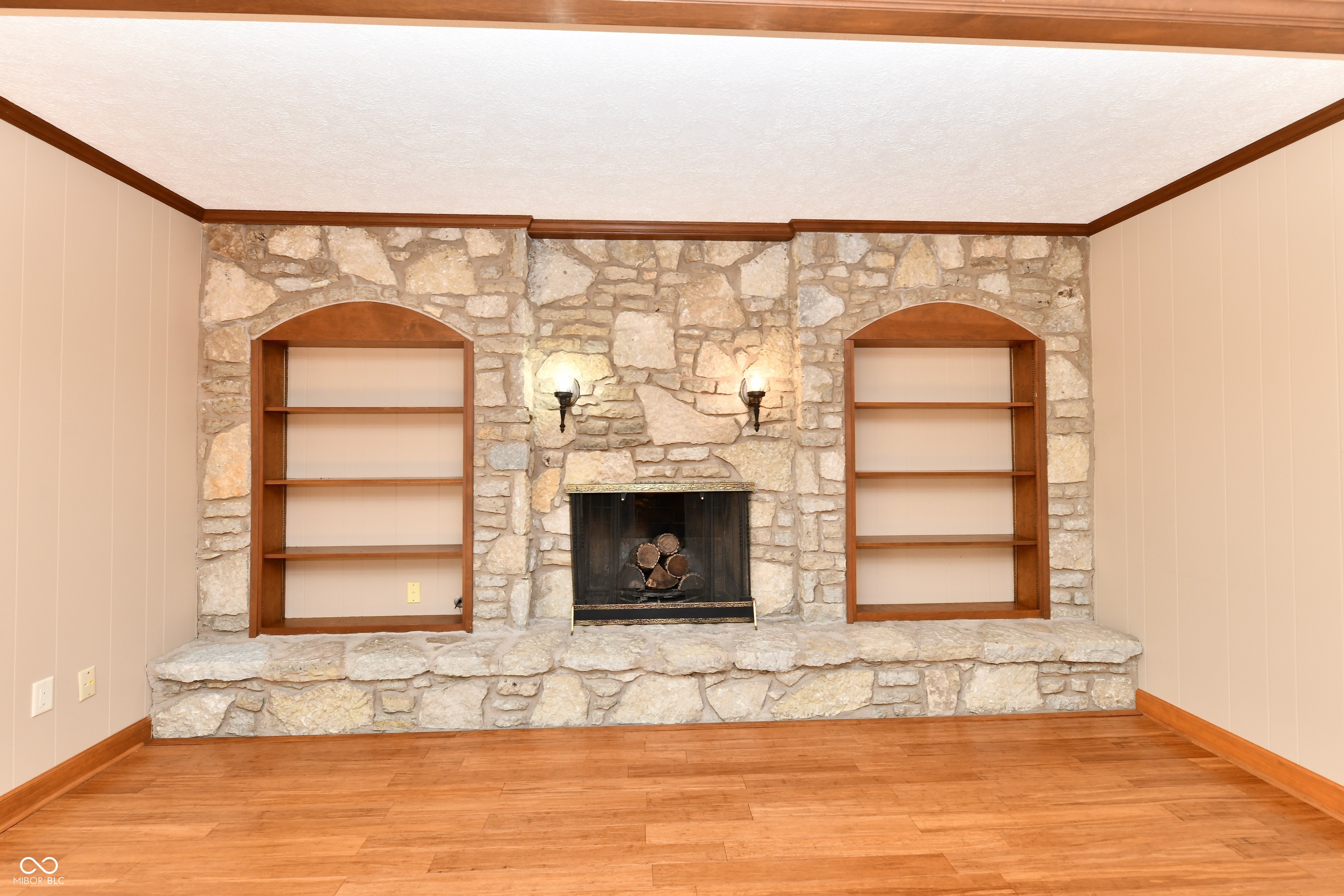 905 E Greyhound Pass