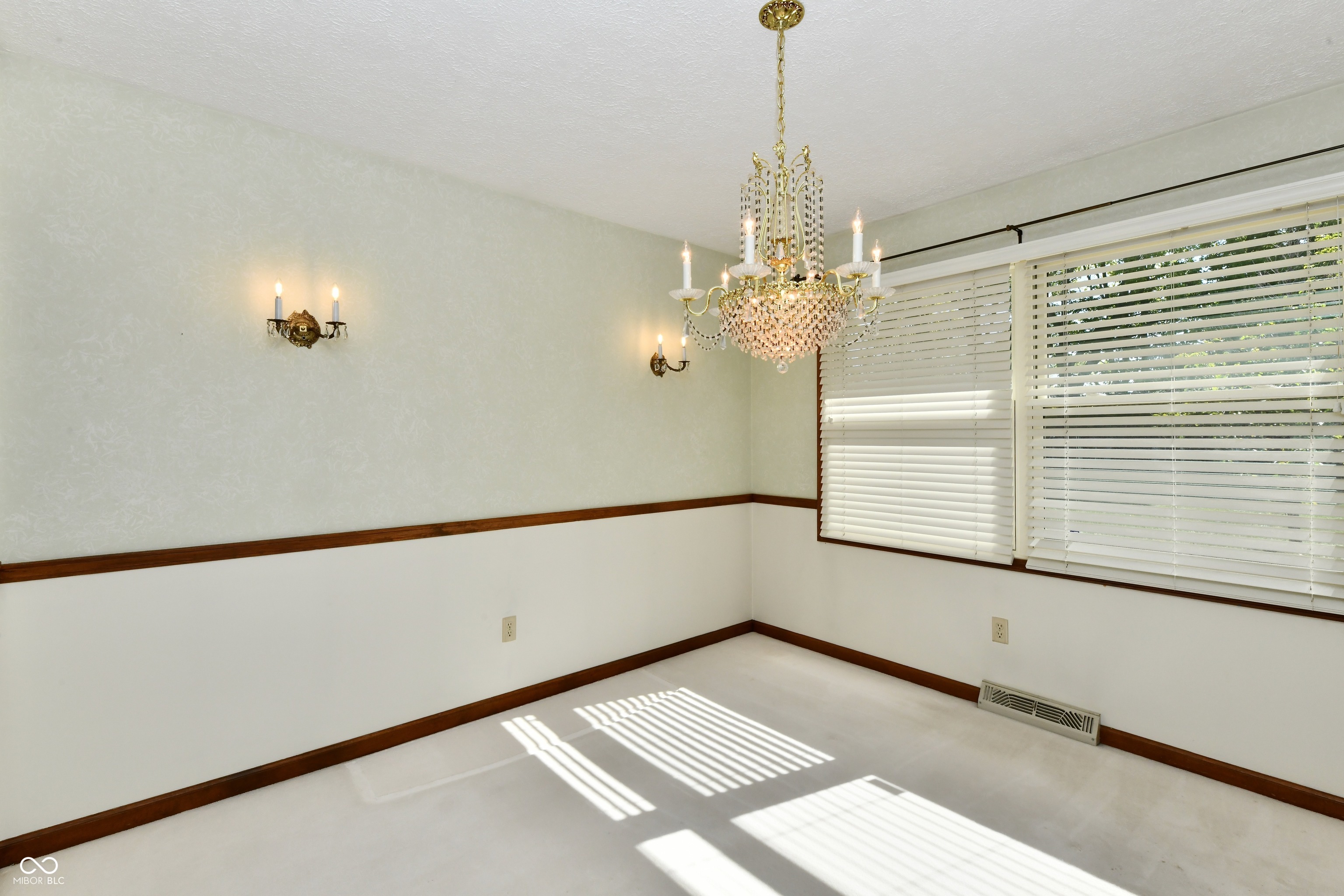 905 E Greyhound Pass