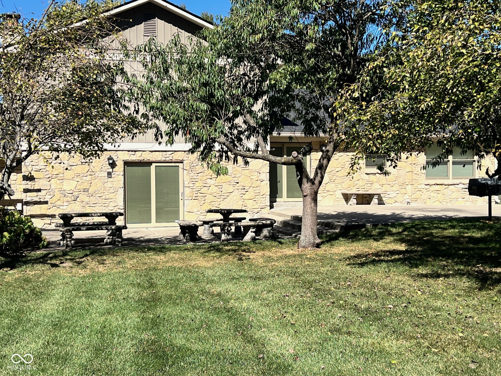 905 E Greyhound Pass