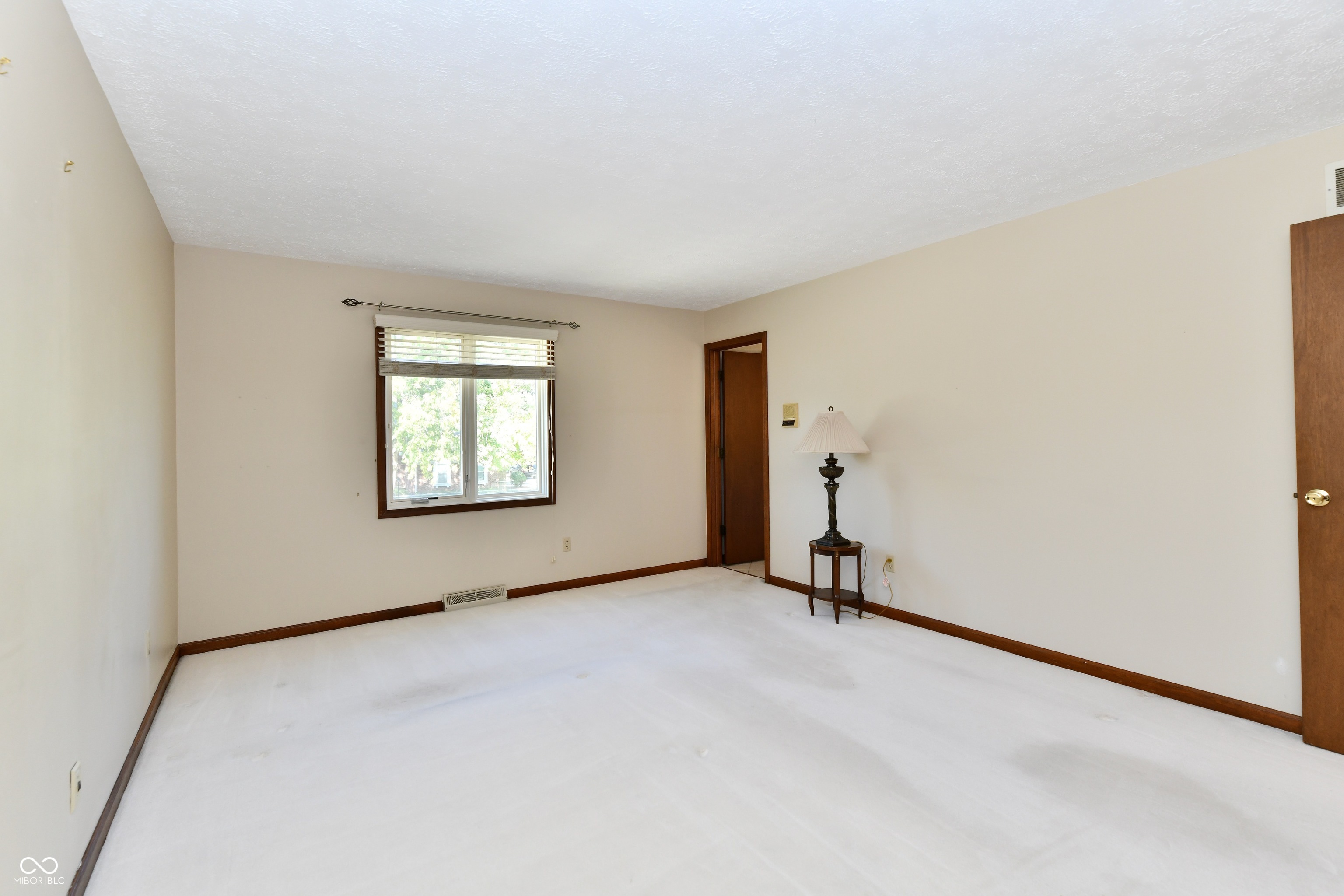 905 E Greyhound Pass