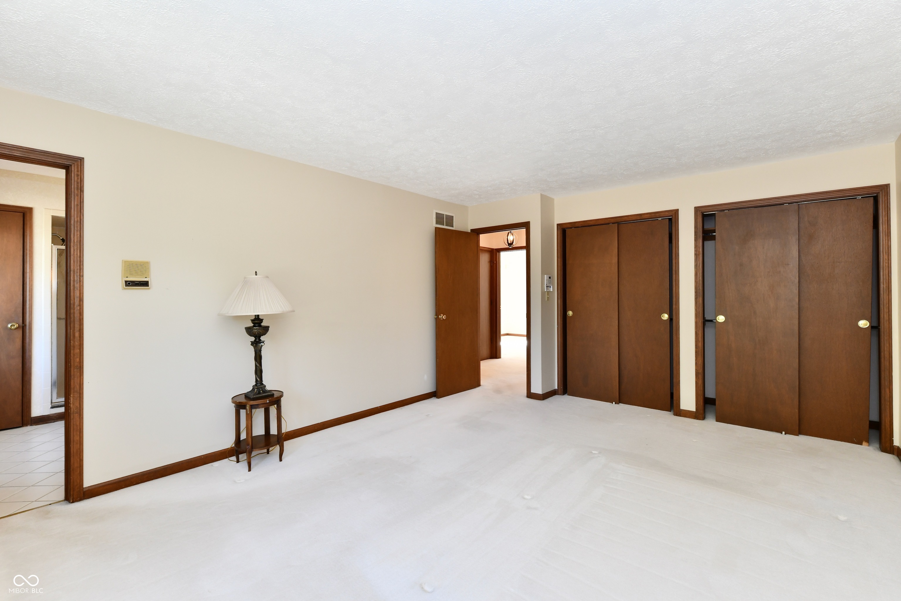 905 E Greyhound Pass